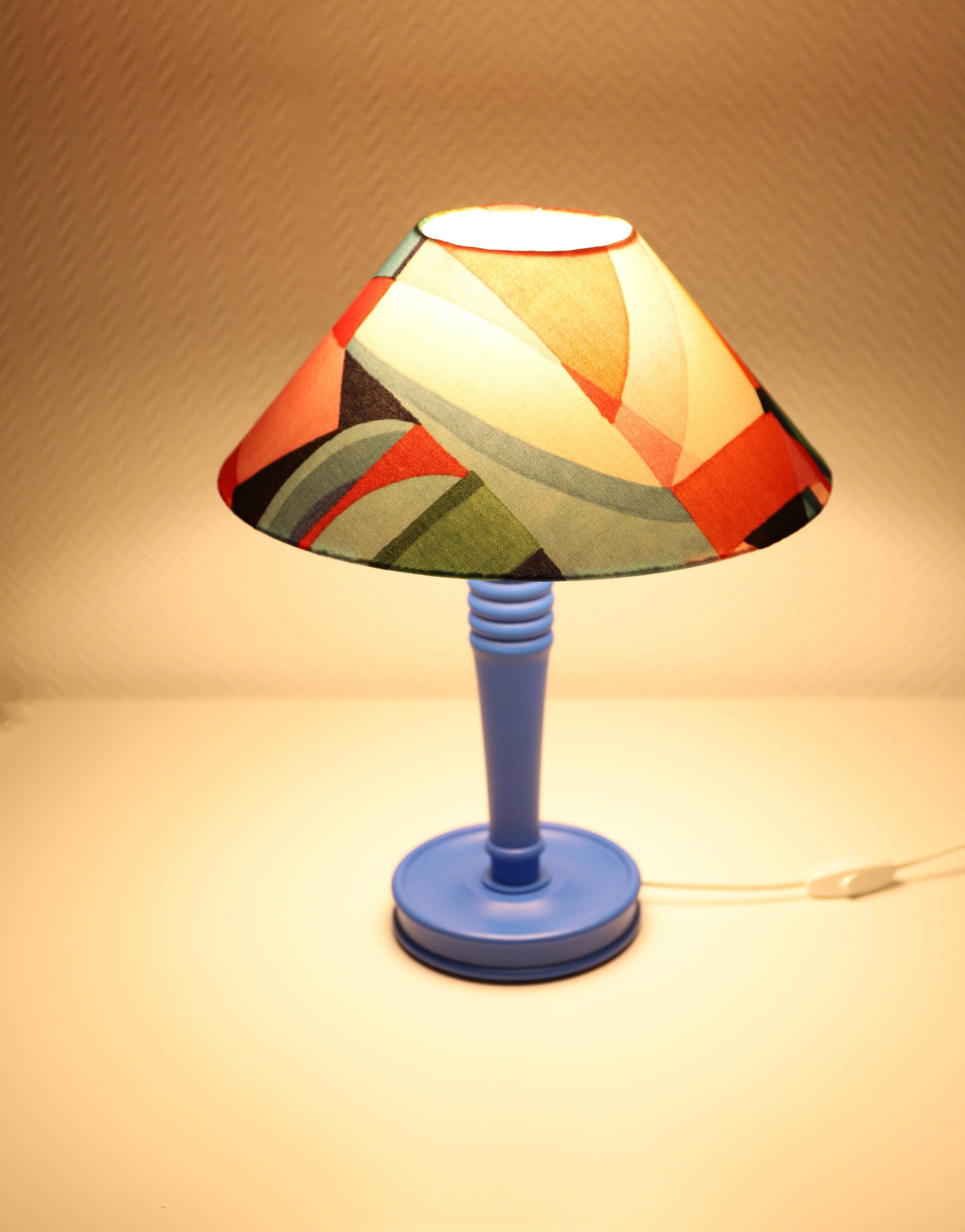 Lampe à poser, pied en bois tourné bleu et abat-jour conique multicolore