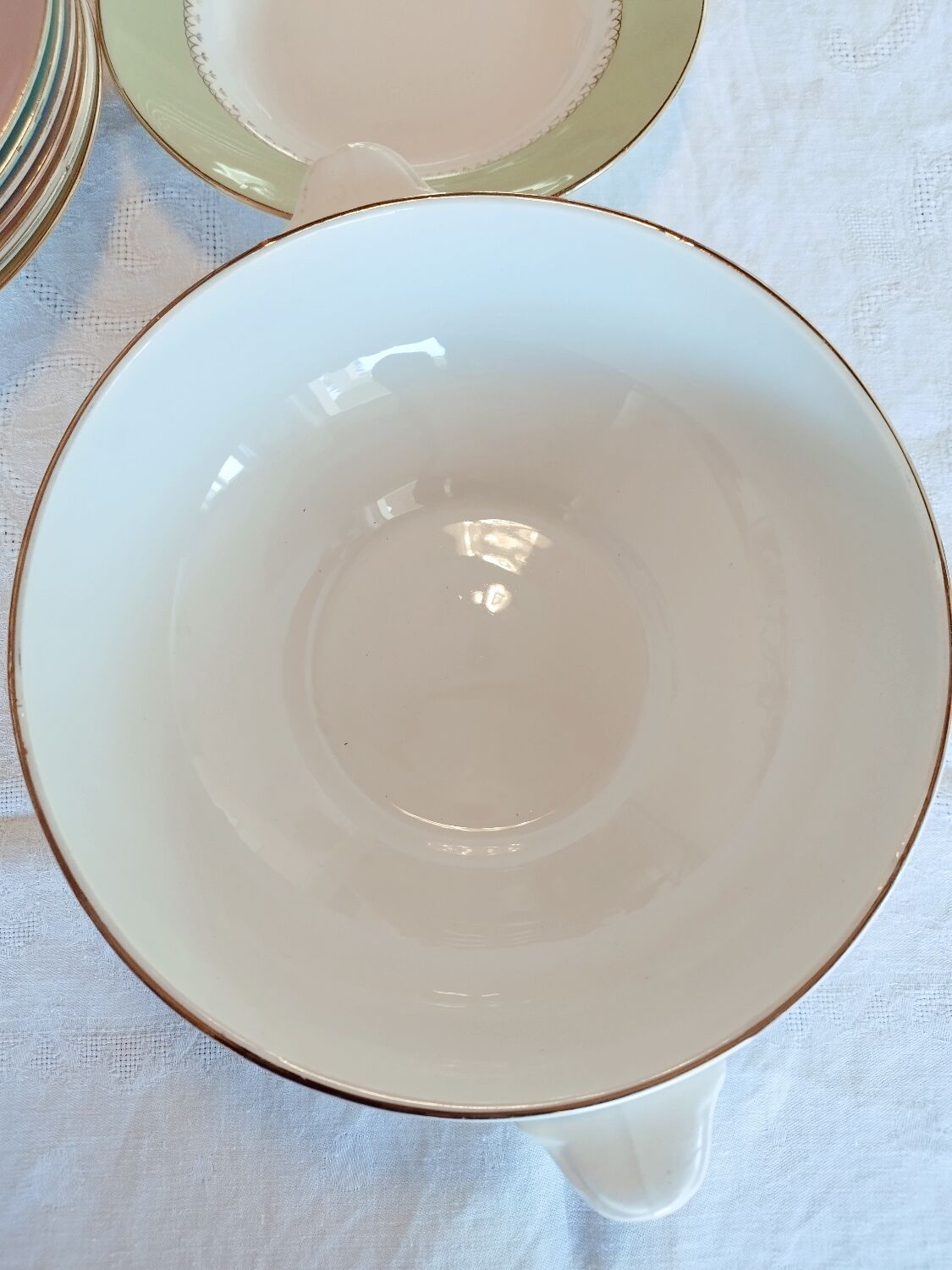 8 Hollow plates and soup tureen L'Amandinoise