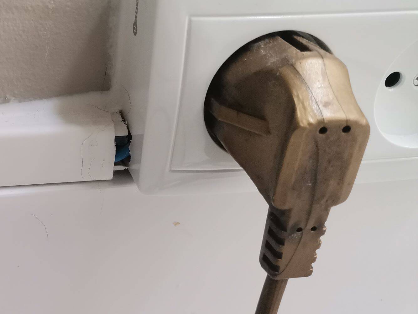 Adjustable swing arm modernist floor lamp