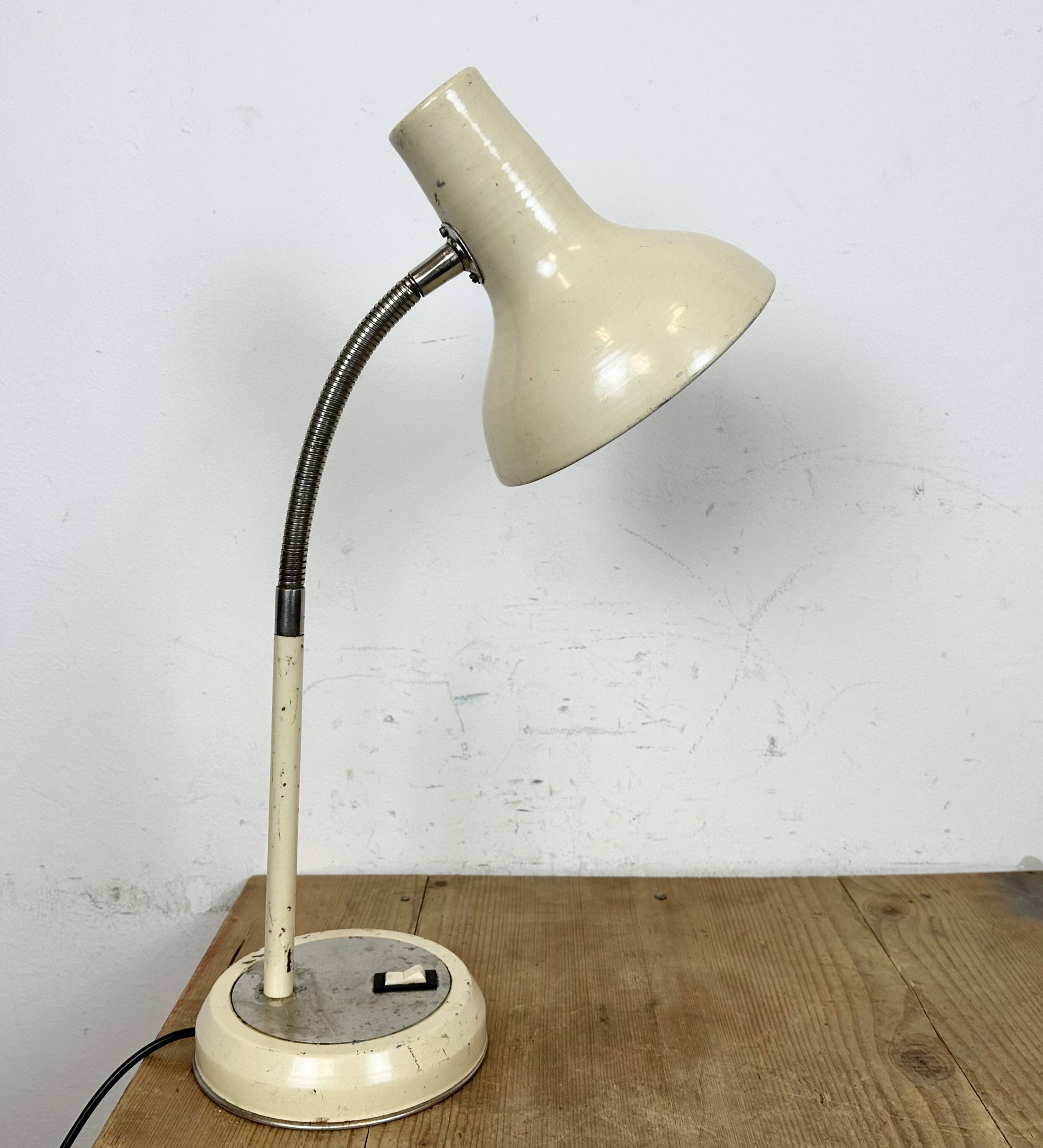 Lampe de table industrielle beige à col de cygne, 1960s