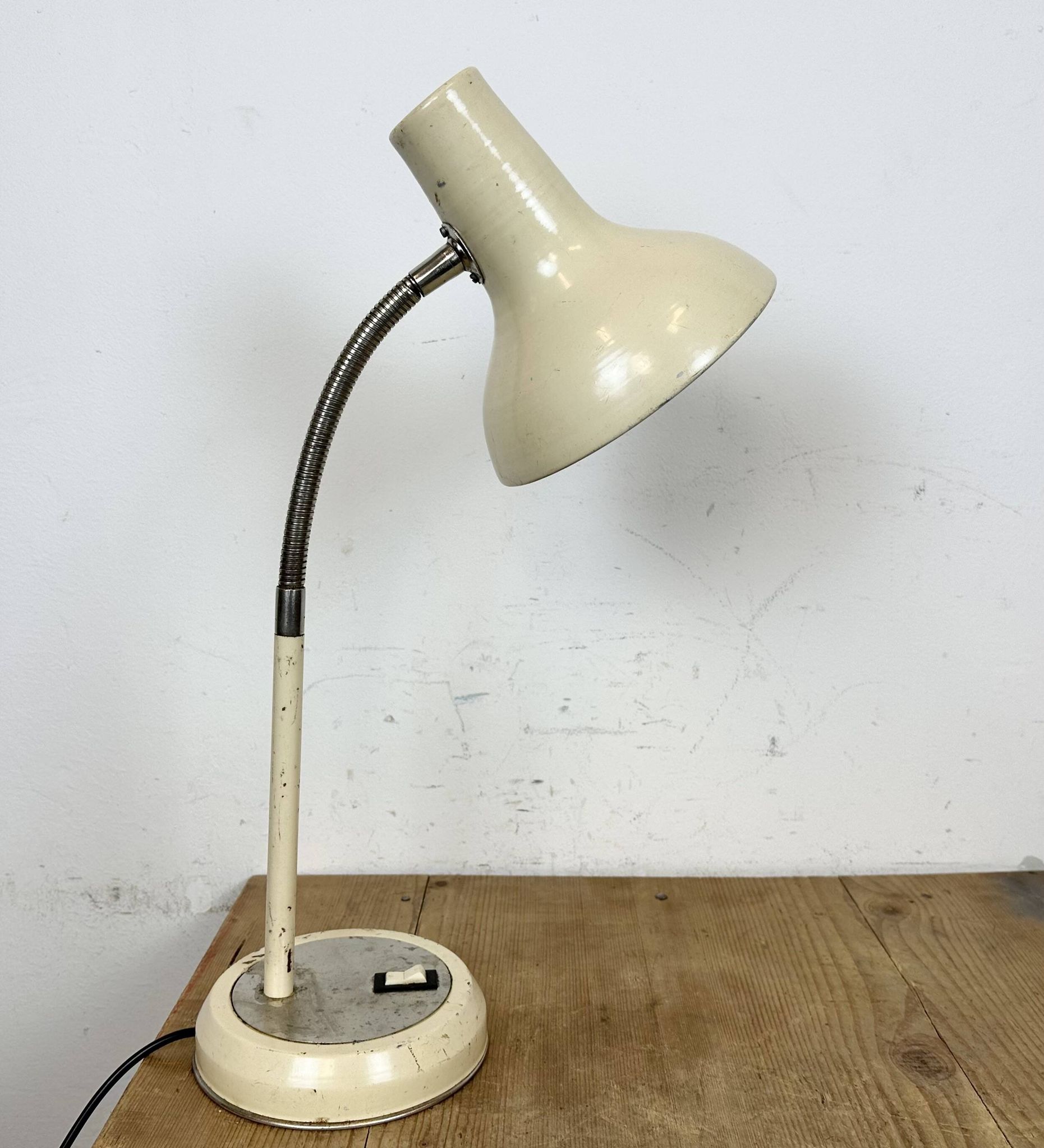 Beige industrial gooseneck table lamp, 1960s