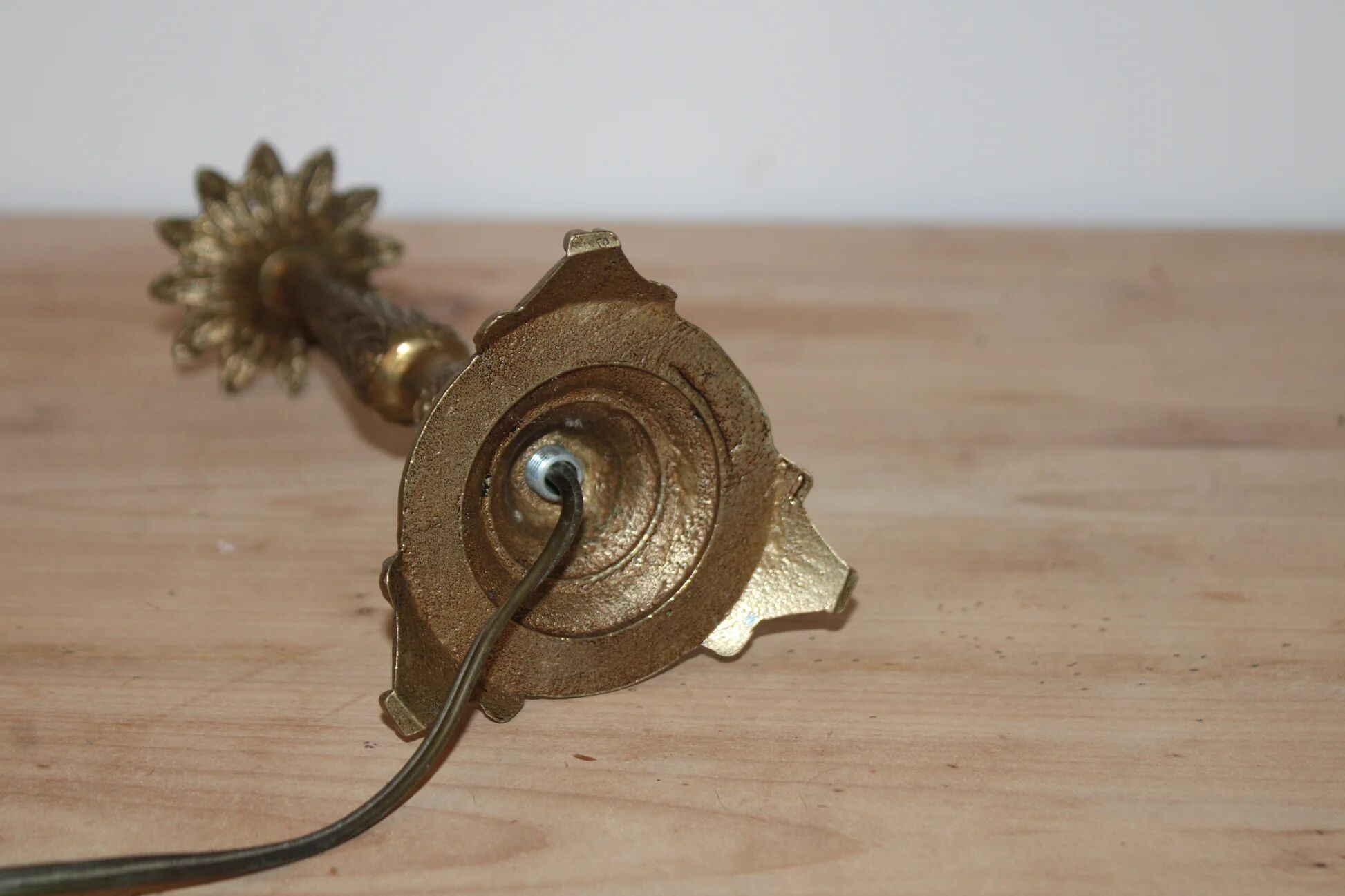 Vintage lamp base in patinated gold metal – foliage decor – 25 cm