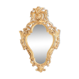 Miroir de style Régence en bois sculpté et doré. Années 1950.