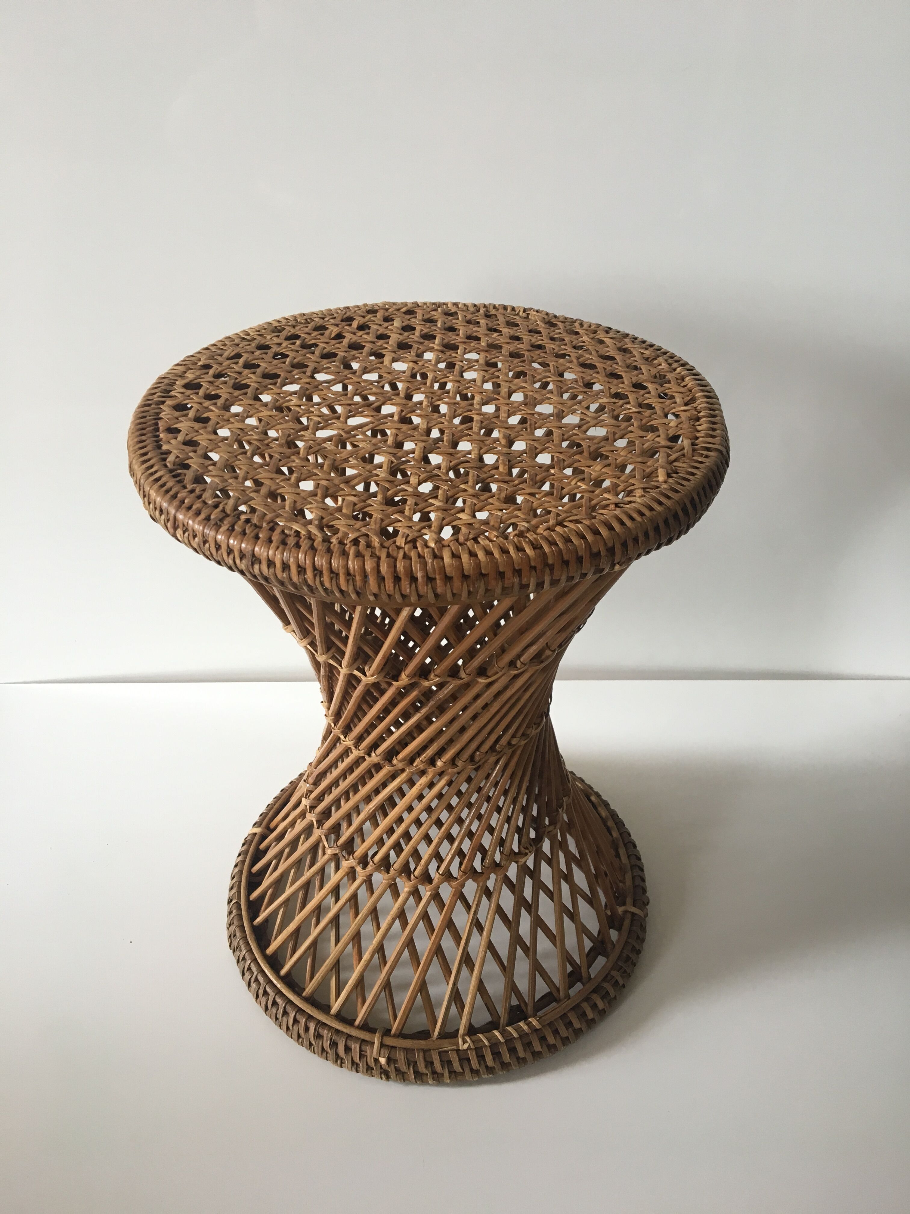Tabouret en rotin et osier de forme diabolo