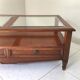 Table basse à tiroirs merisier et verre biseauté