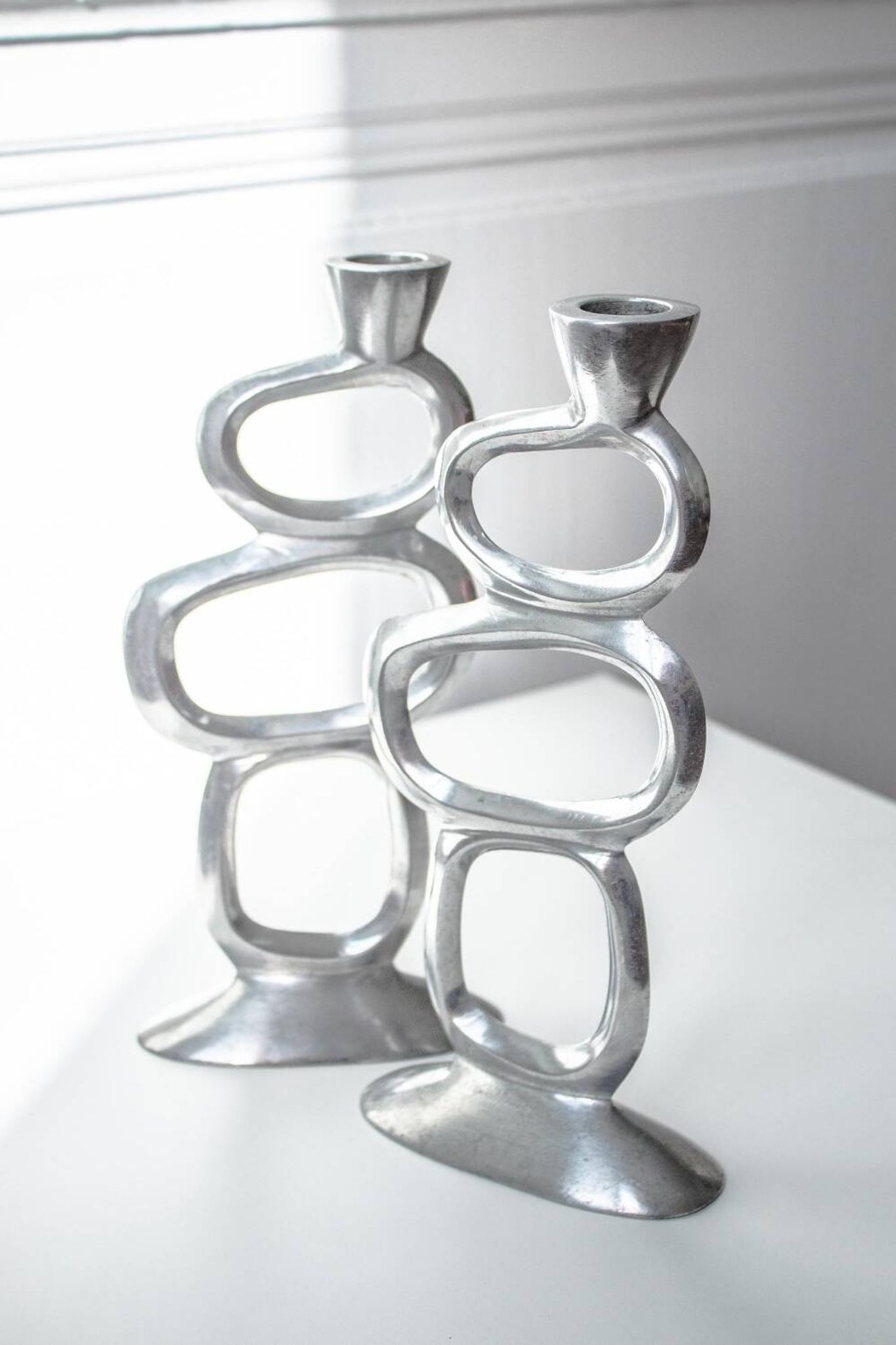 Paire de bougeoirs design par Matthew Hilton