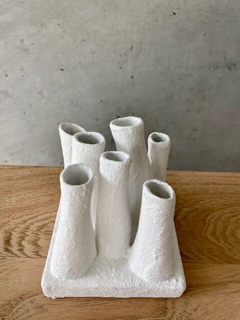 Vase pique flower with matte whitened pipe