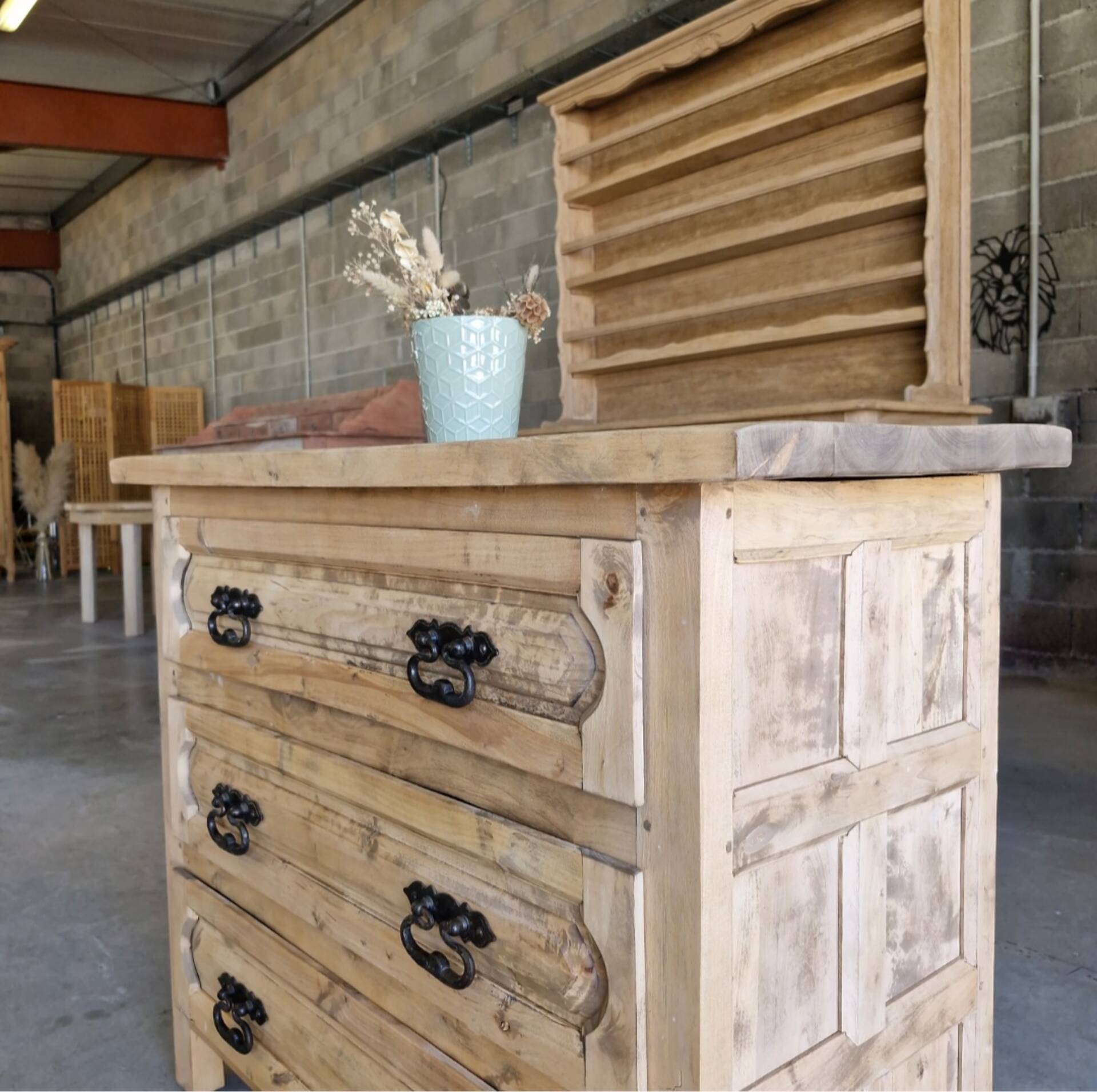 Commode ancienne en bois massif – rénovée
