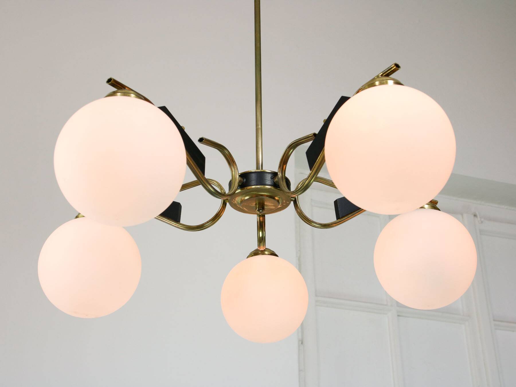 Mid-Century Modern Italian Brass and Opaline Chandelier, 1960