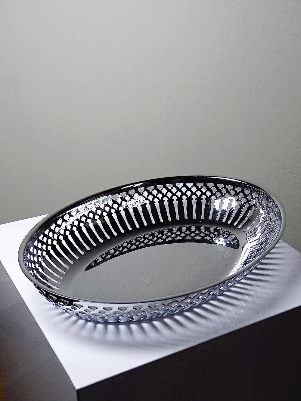Oval openwork bread basket in silver-plated metal, vintage 1950s-70s.