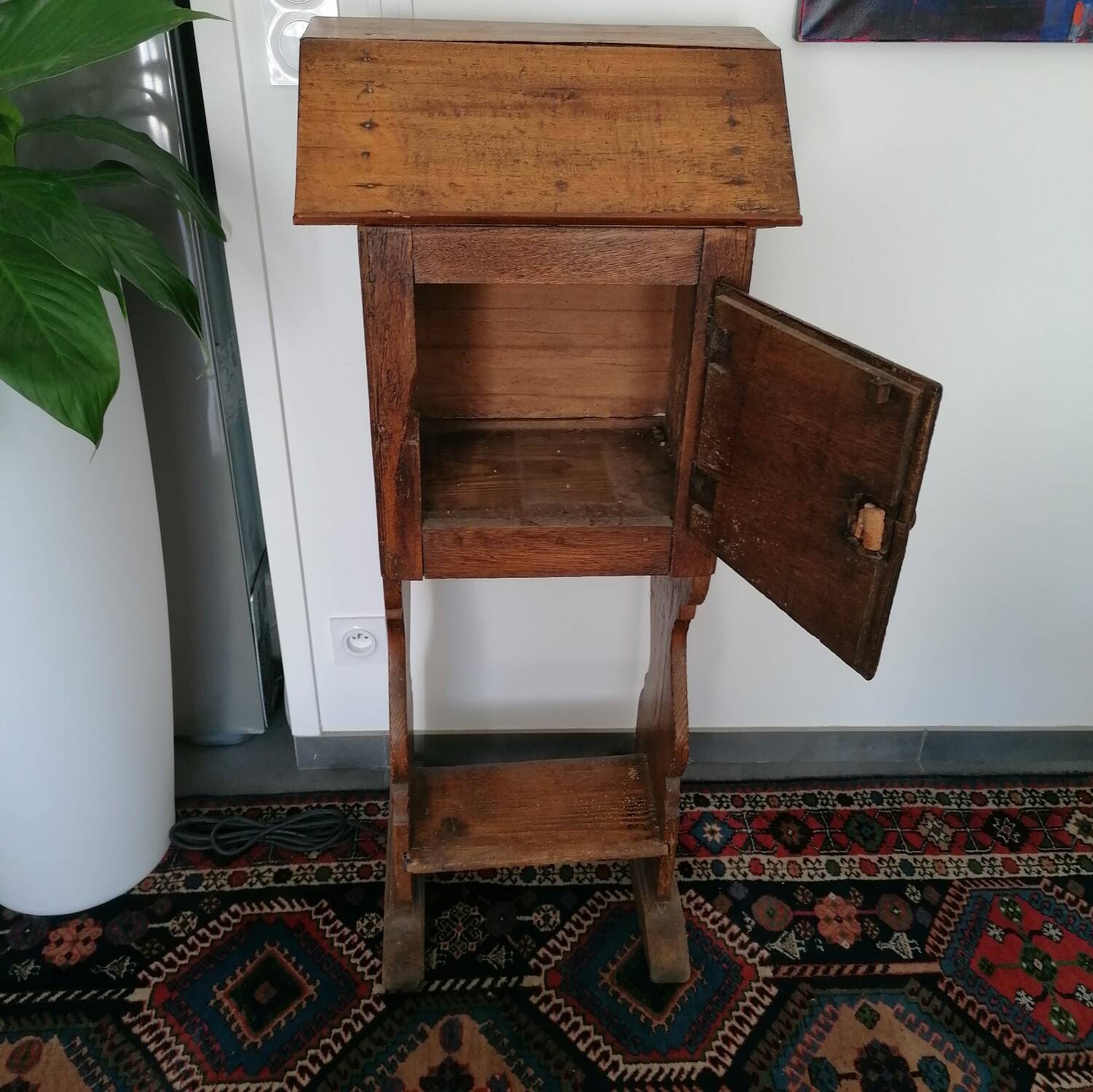 Pupitre haut en bois ciré ouvrant sur un vantail XIXè