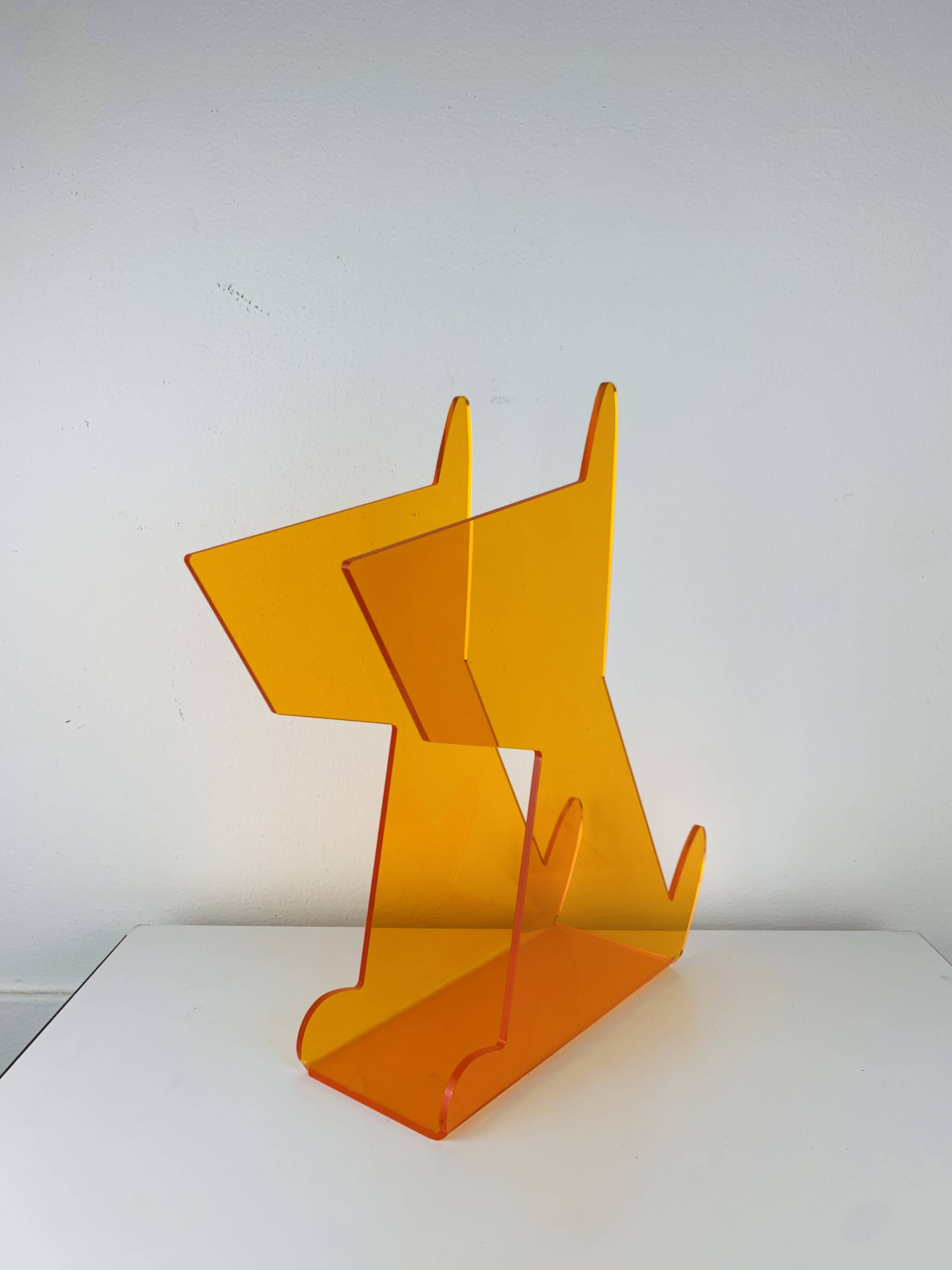 Porte-revues chien en plexiglas orange, vintage