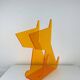 Porte-revues chien en plexiglas orange, vintage