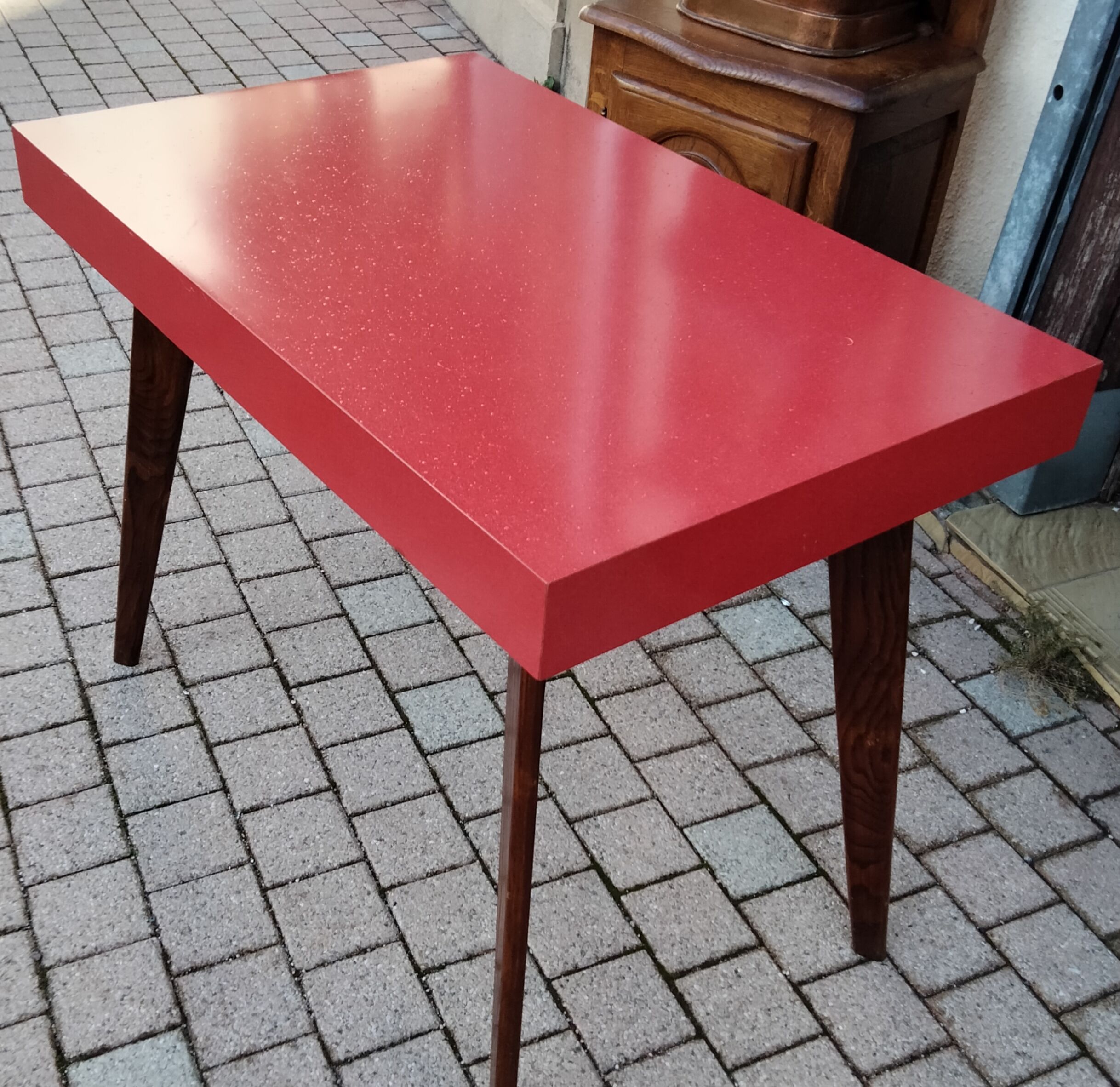 Table formica red foot compass