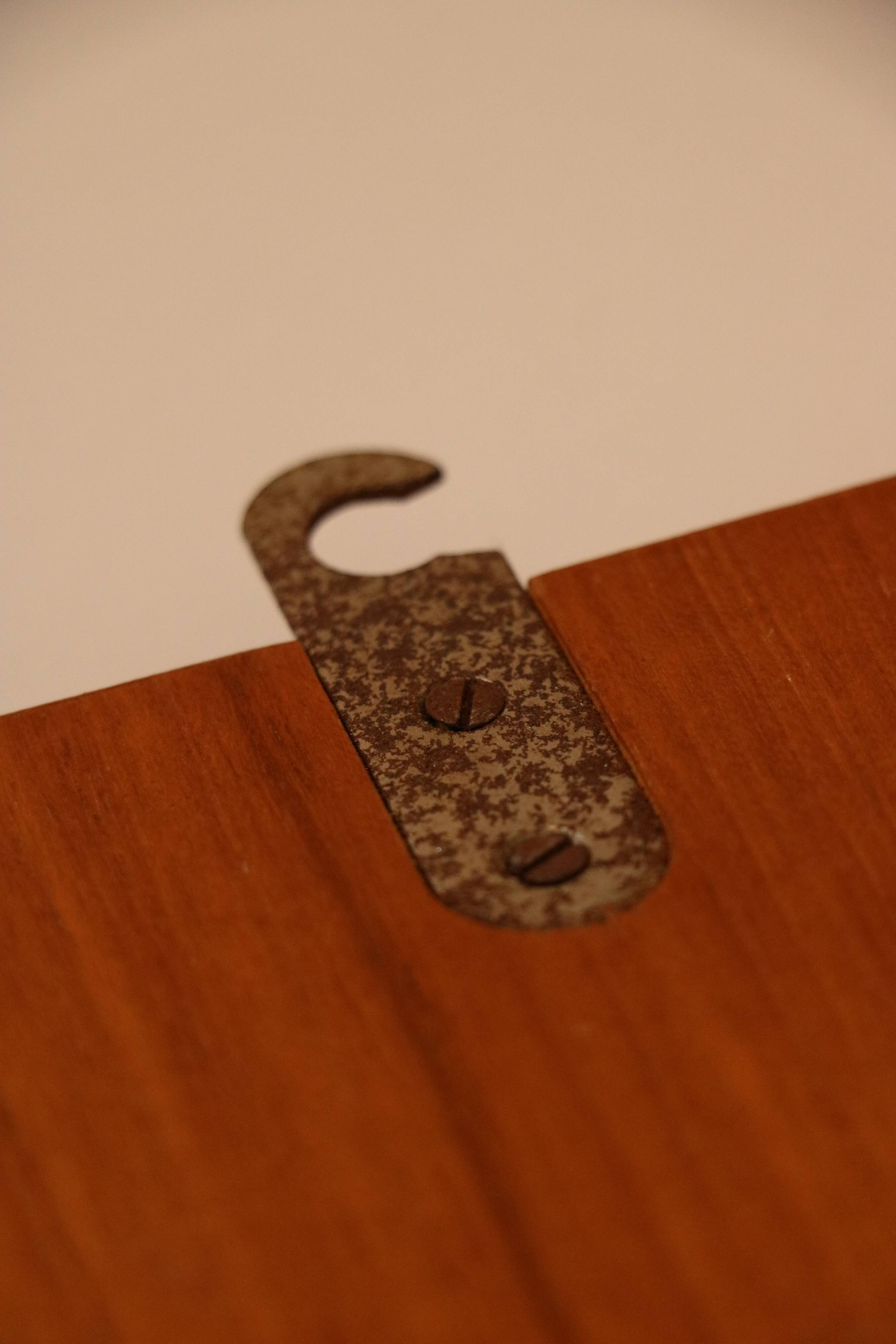 String shelf in wood and black metal