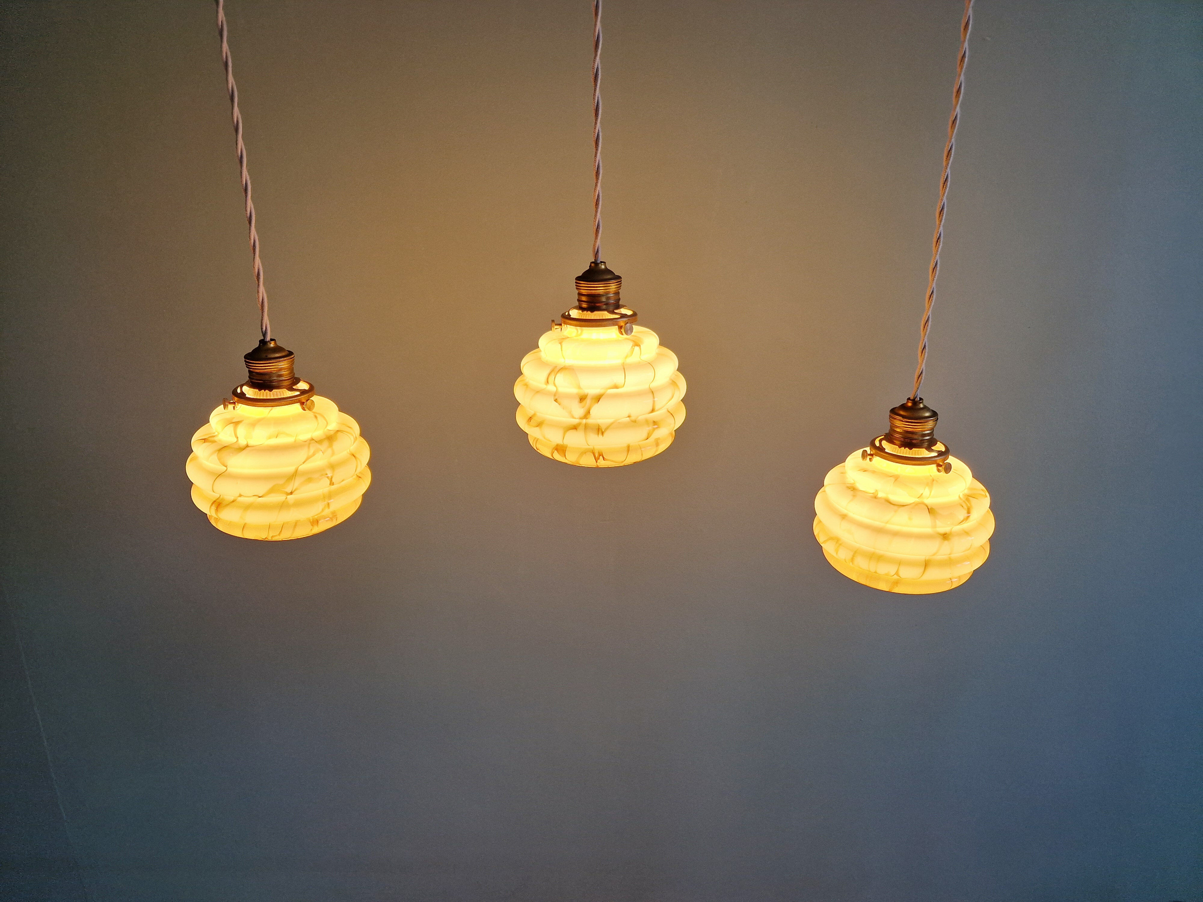 Art Deco suspension in marbled opaline and ouraline (4 available), 1920-30