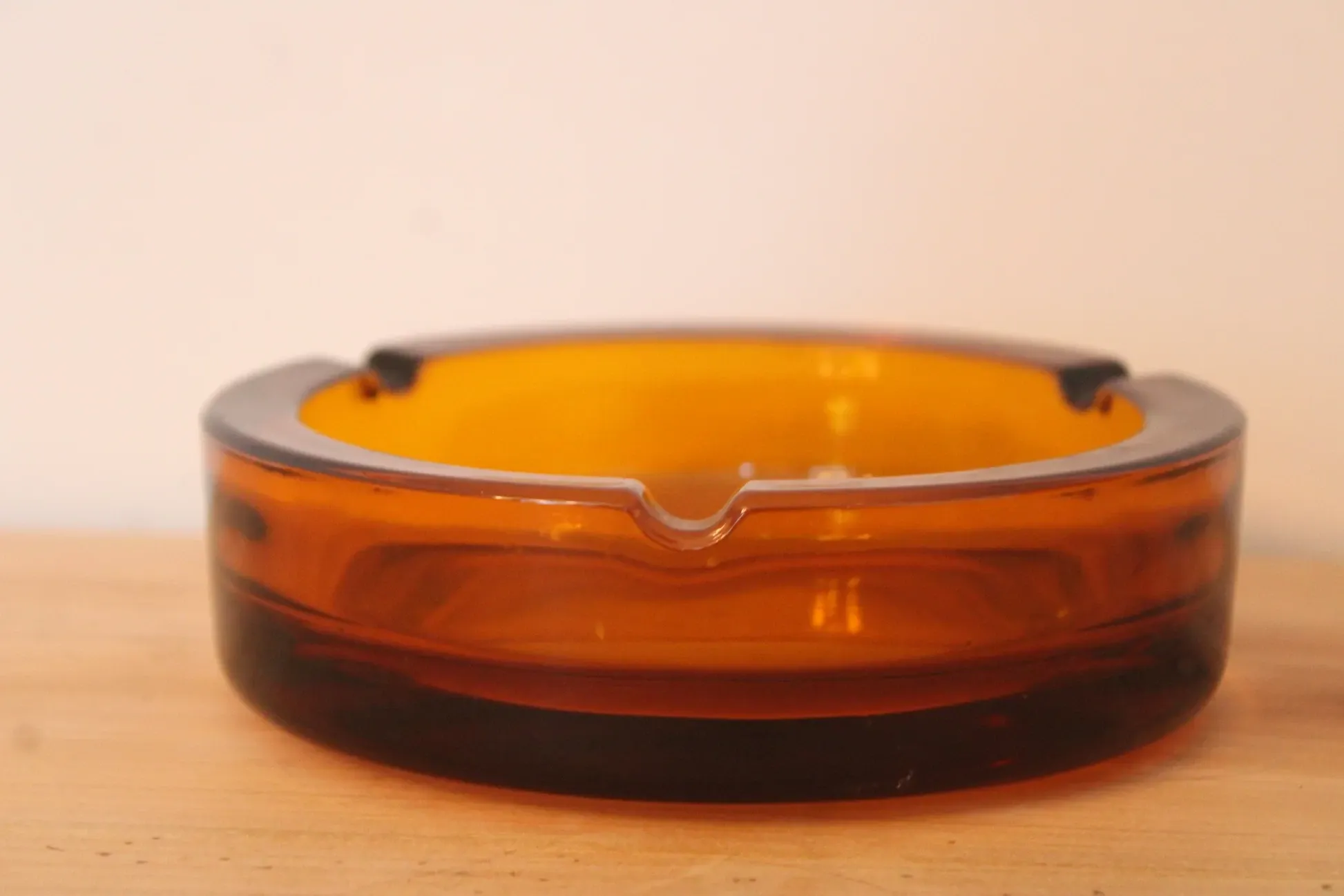 Vintage Italian round ashtray in thick amber glass – Ø 15 cm