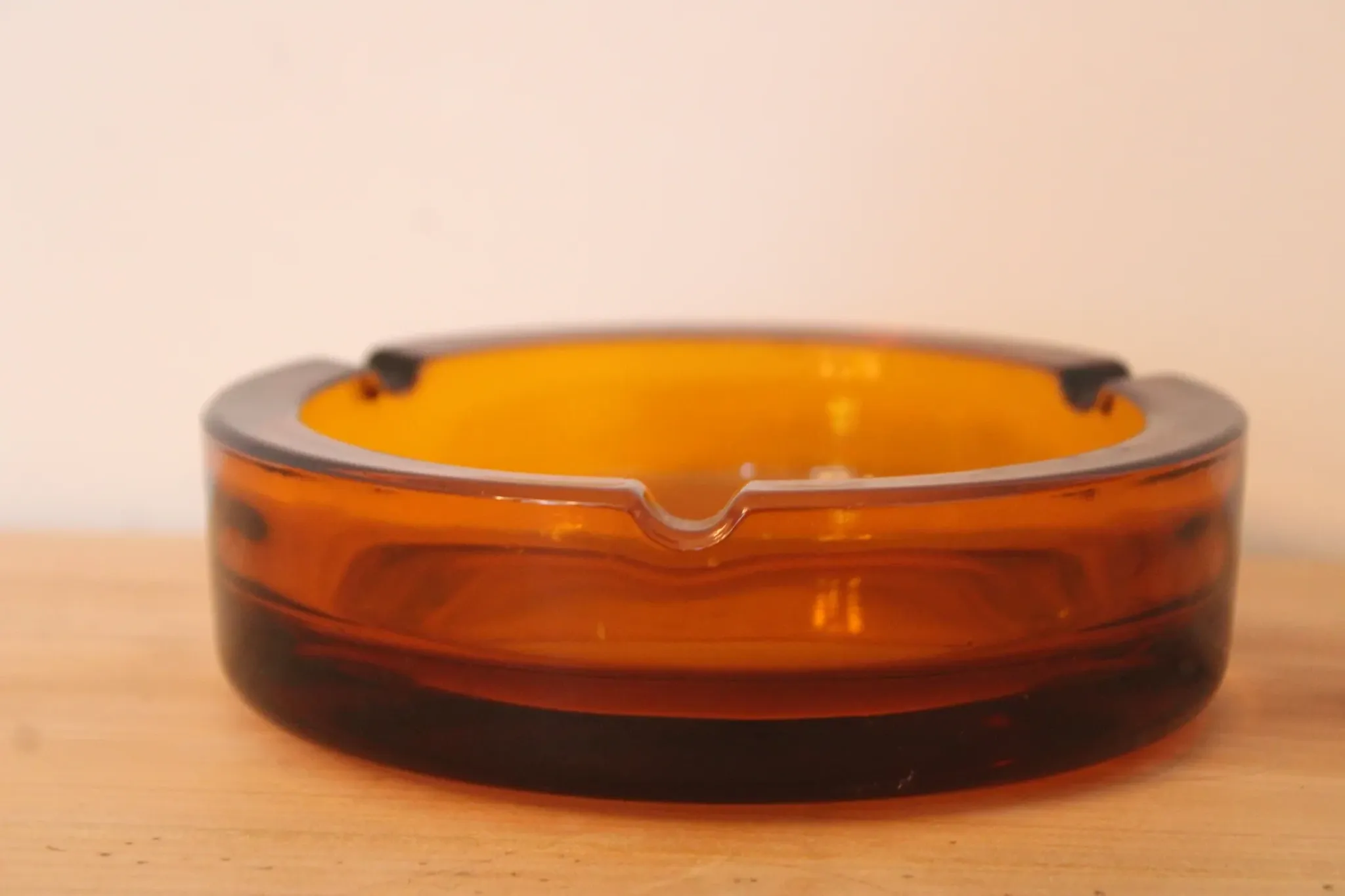 Vintage Italian round ashtray in thick amber glass – Ø 15 cm
