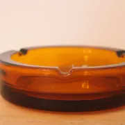 Vintage Italian round ashtray in thick amber glass – Ø 15 cm