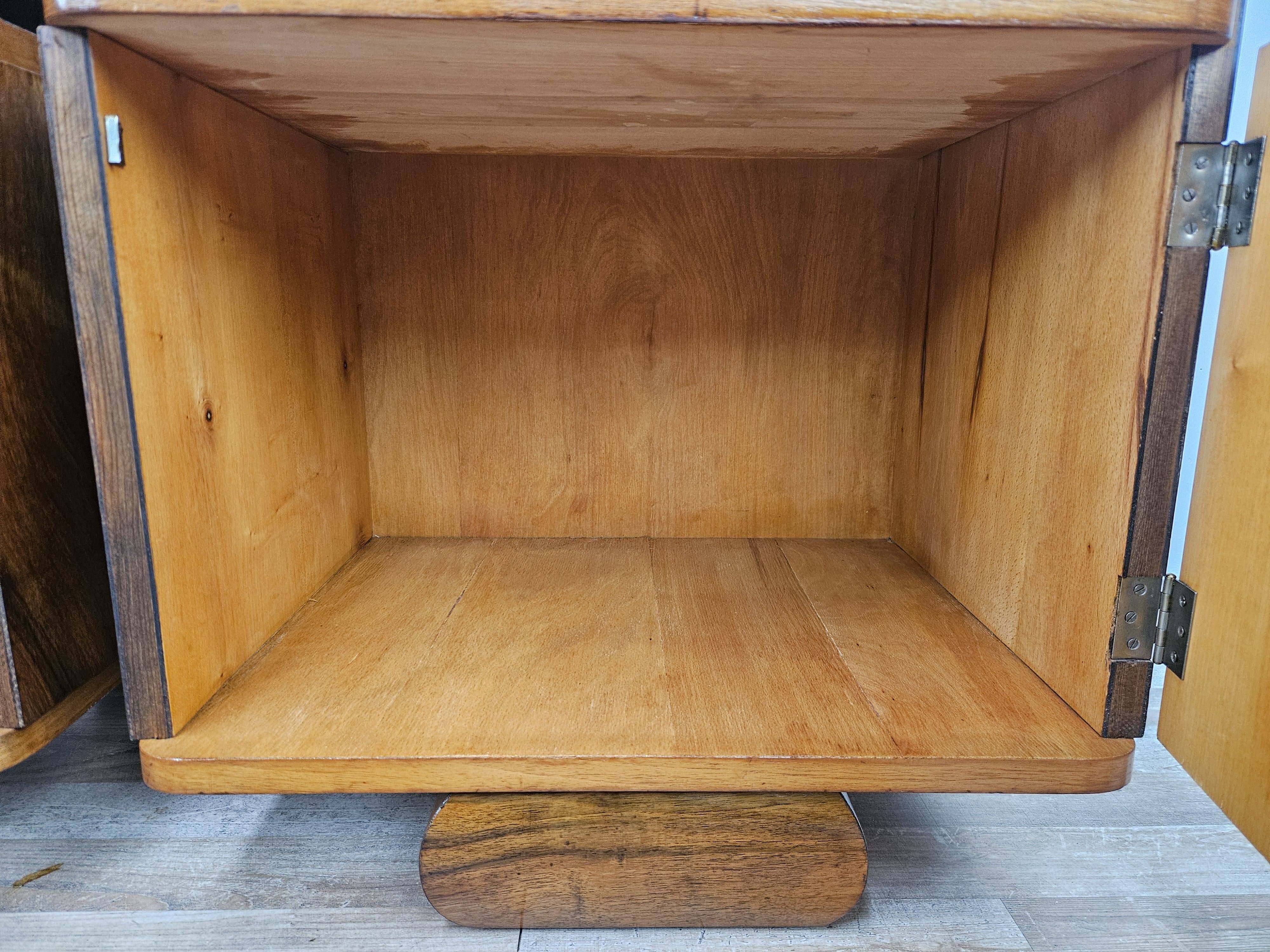 Art Decò bedside tables in walnut and brass, 1940