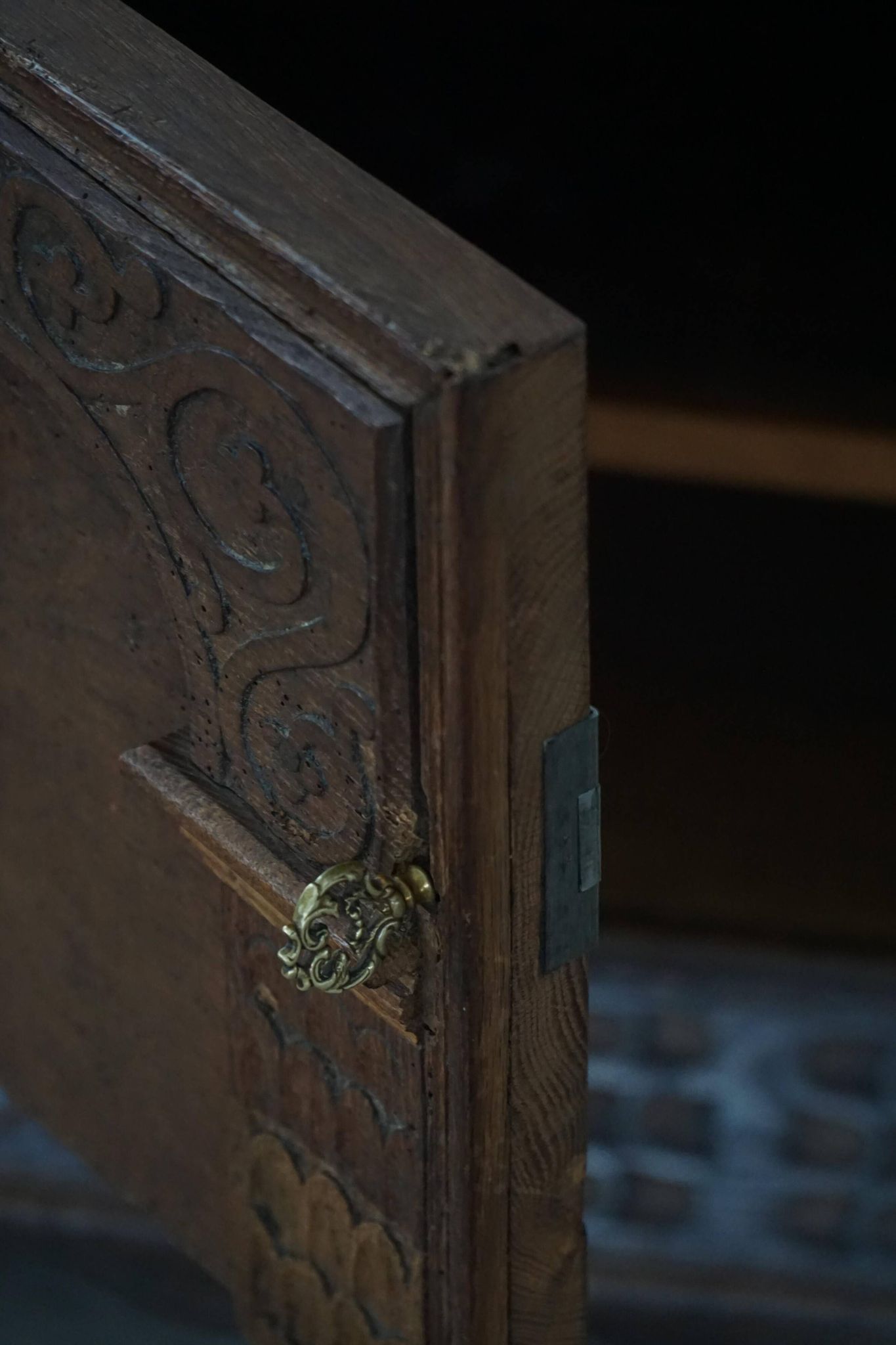 Danish baroque oak buffet from the early 18th century, carved details, 1700-1750.