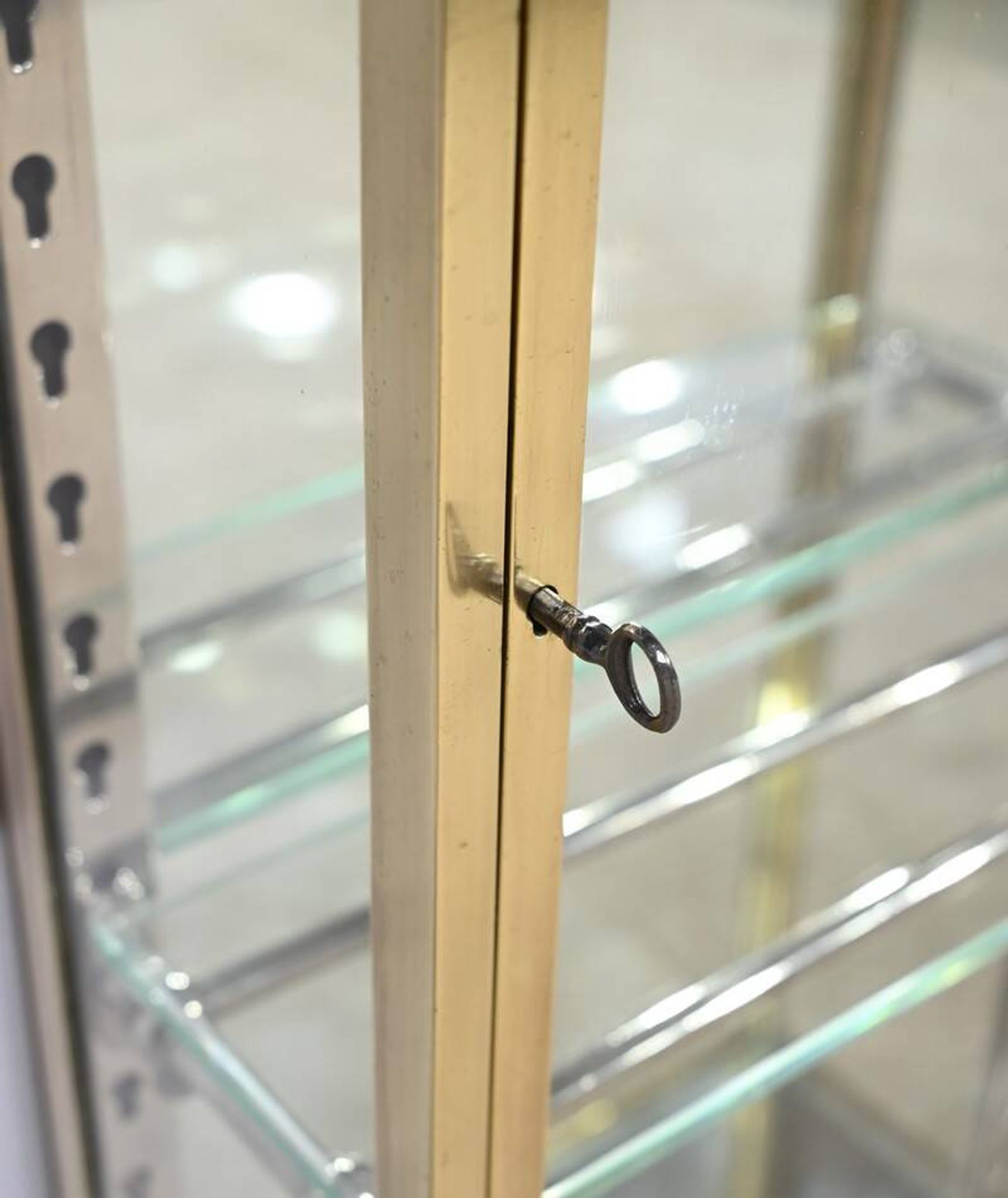 Petite Vitrine en Laiton – 1930