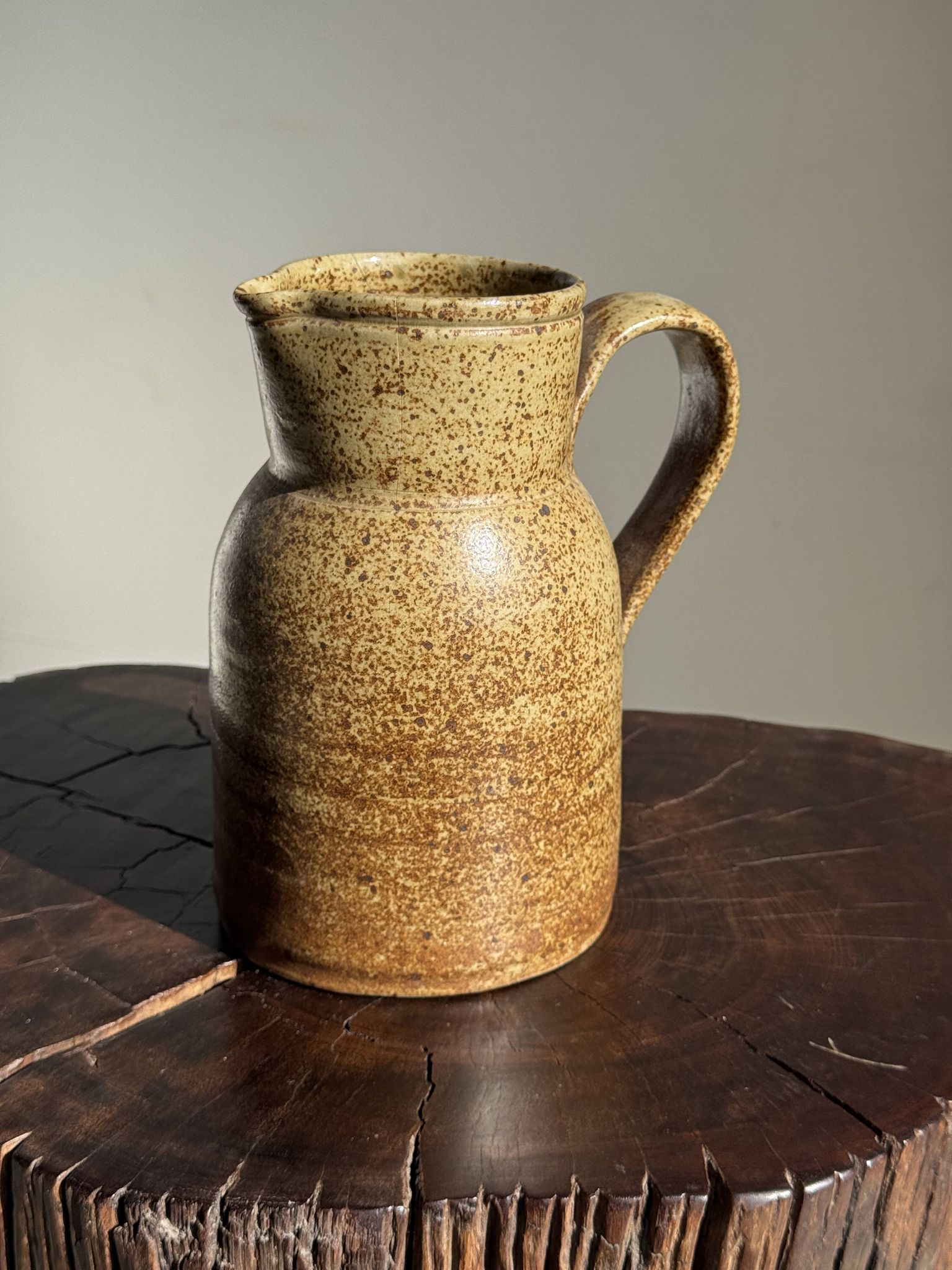 Grande carafe en grès mouchetée pas de marque au dessous H21