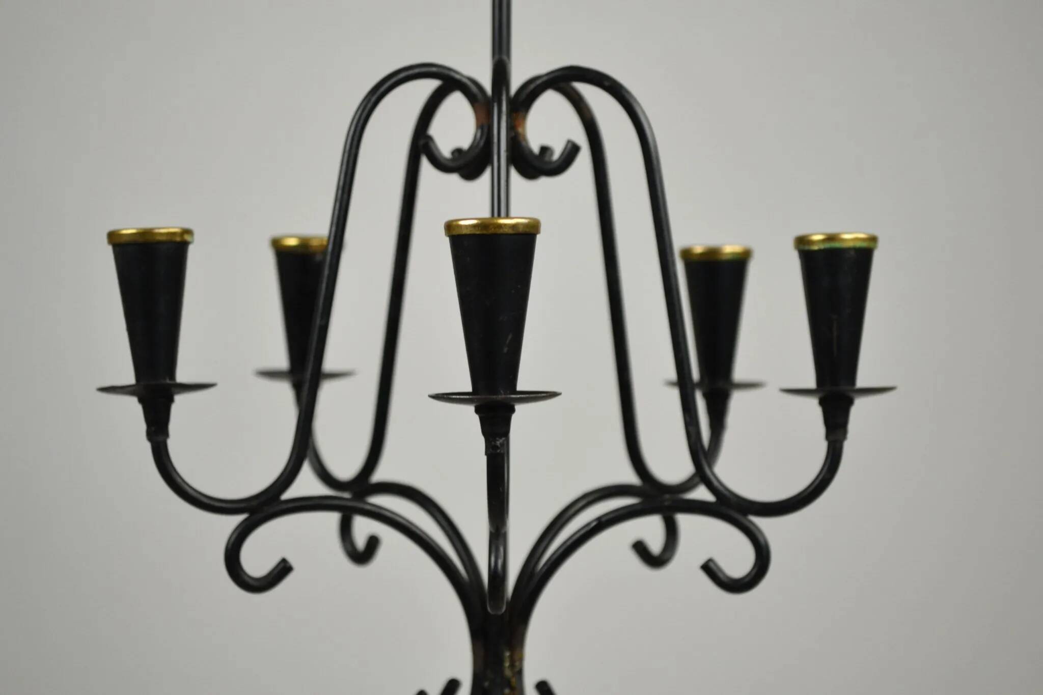 Chandelier en métal peint en noir avec des détails en cuivre – Gunnar Ander pour Ystad-Metall, Suède, années 1950