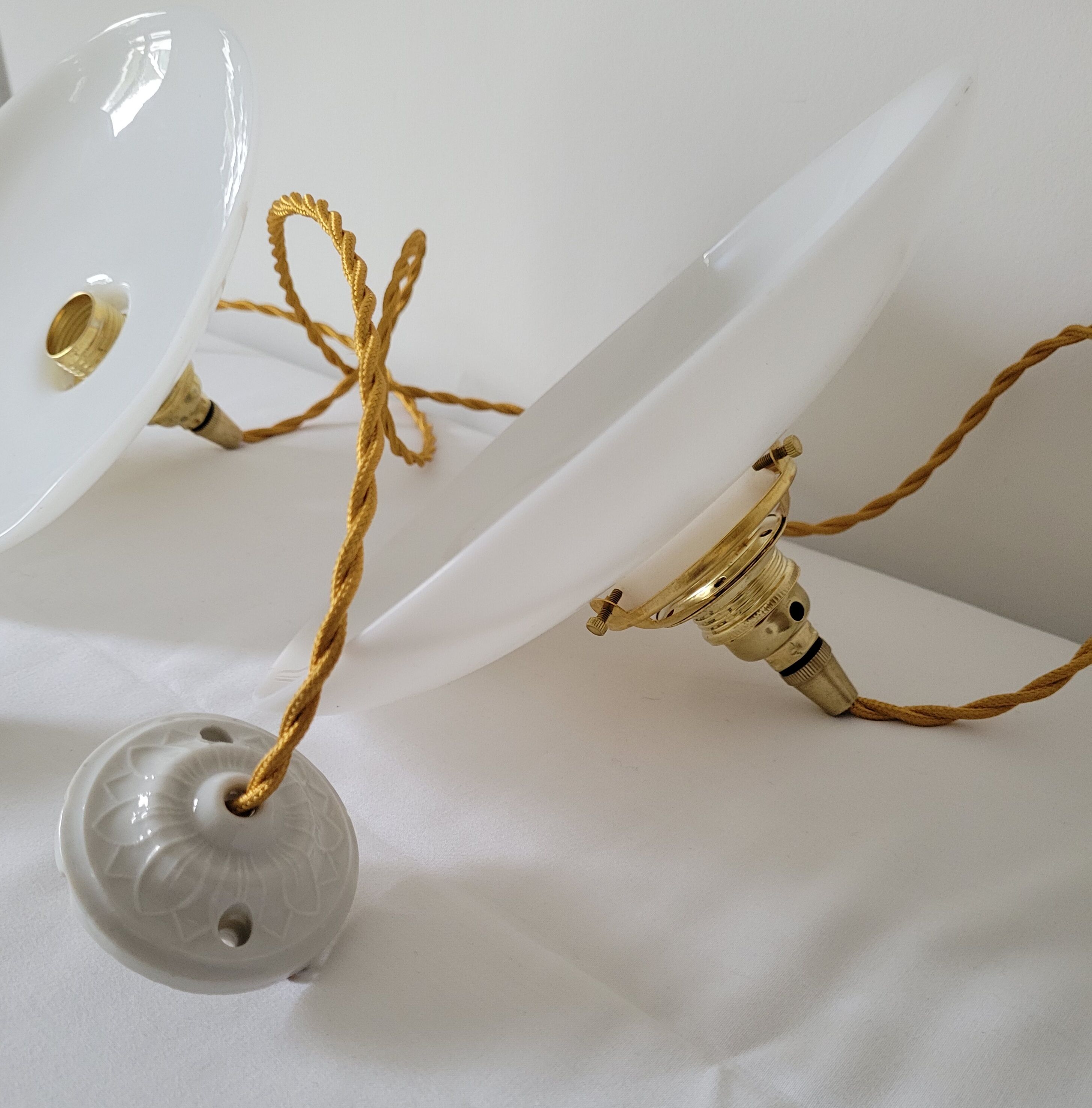 Duo of suspensions in white opaline