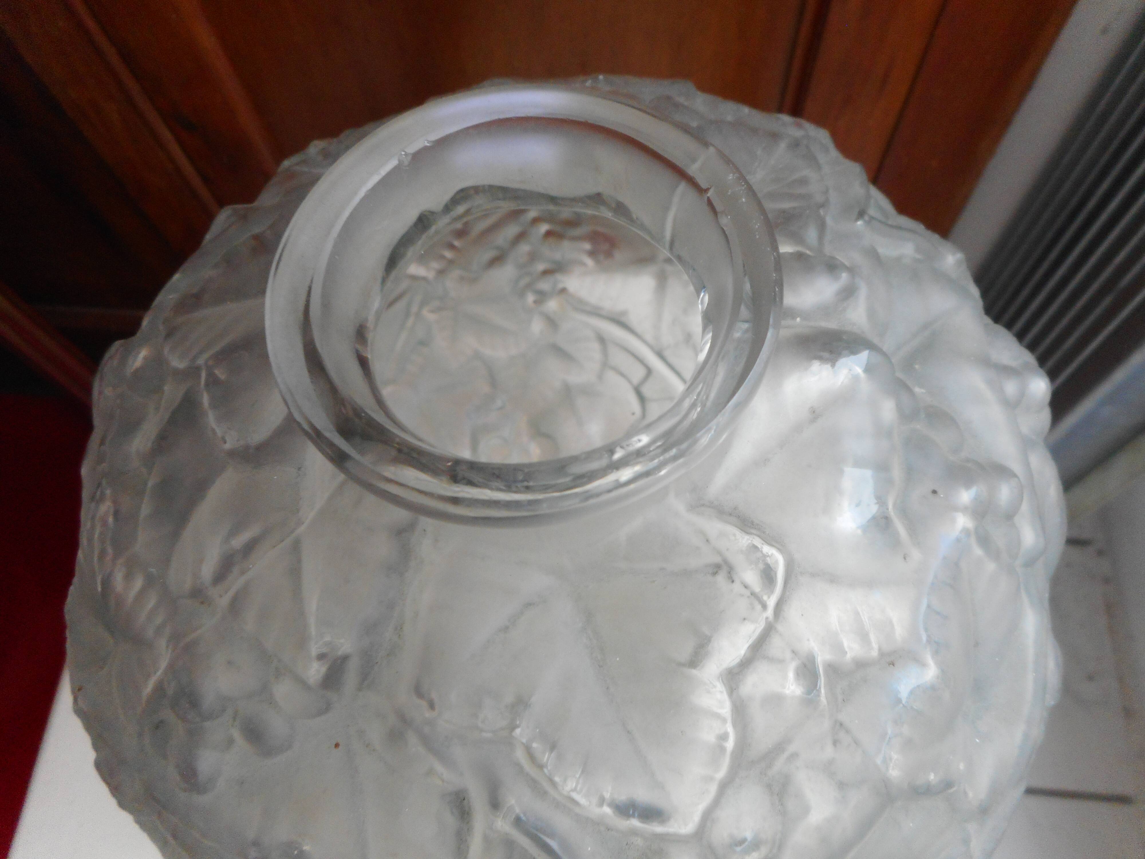 Vase boule en verre moulé art déco