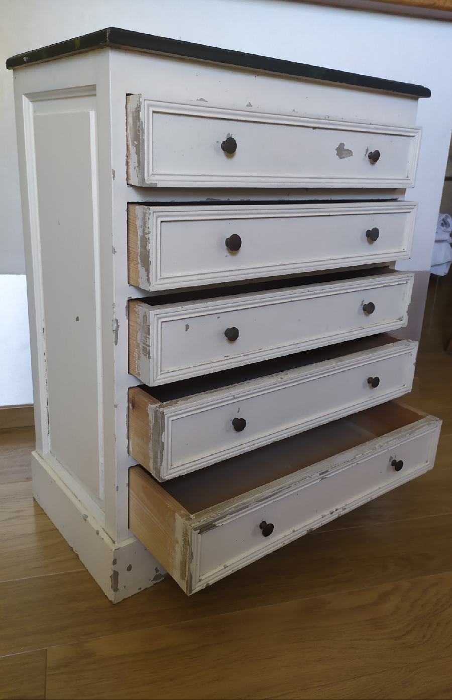 Chest of drawers