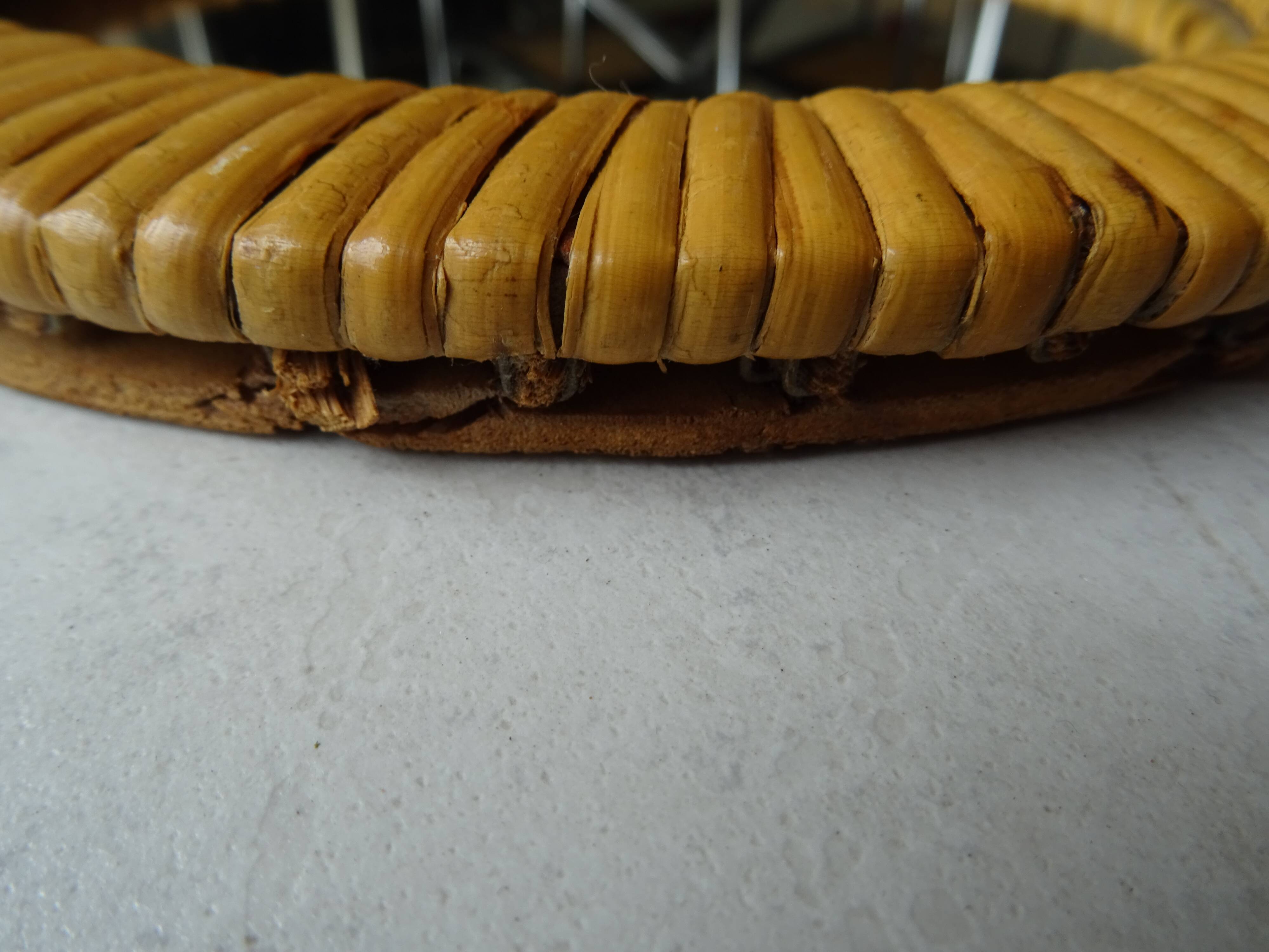 Round mirror in rattan and vintage wicker