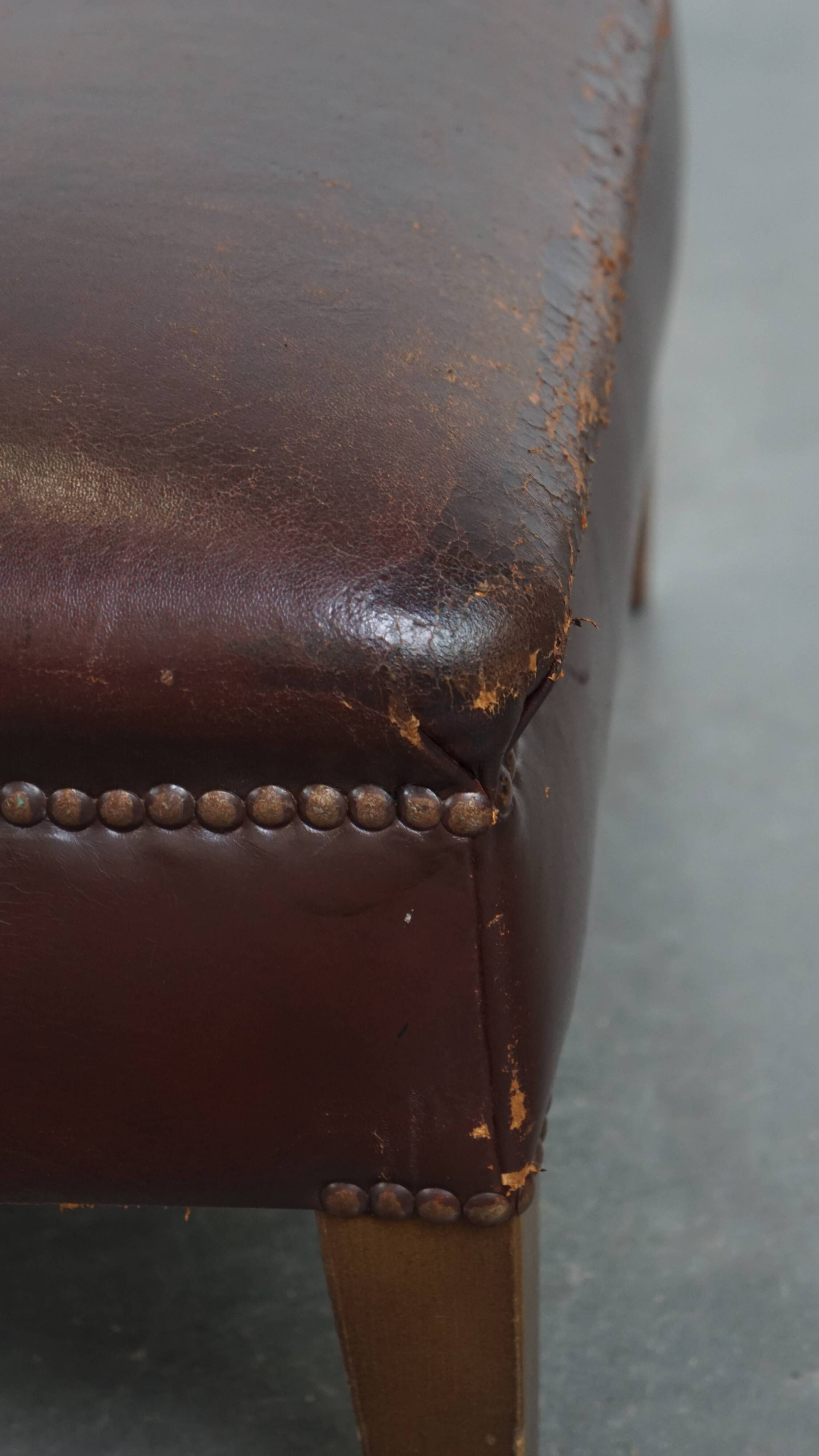Ottoman vintage en cuir de mouton