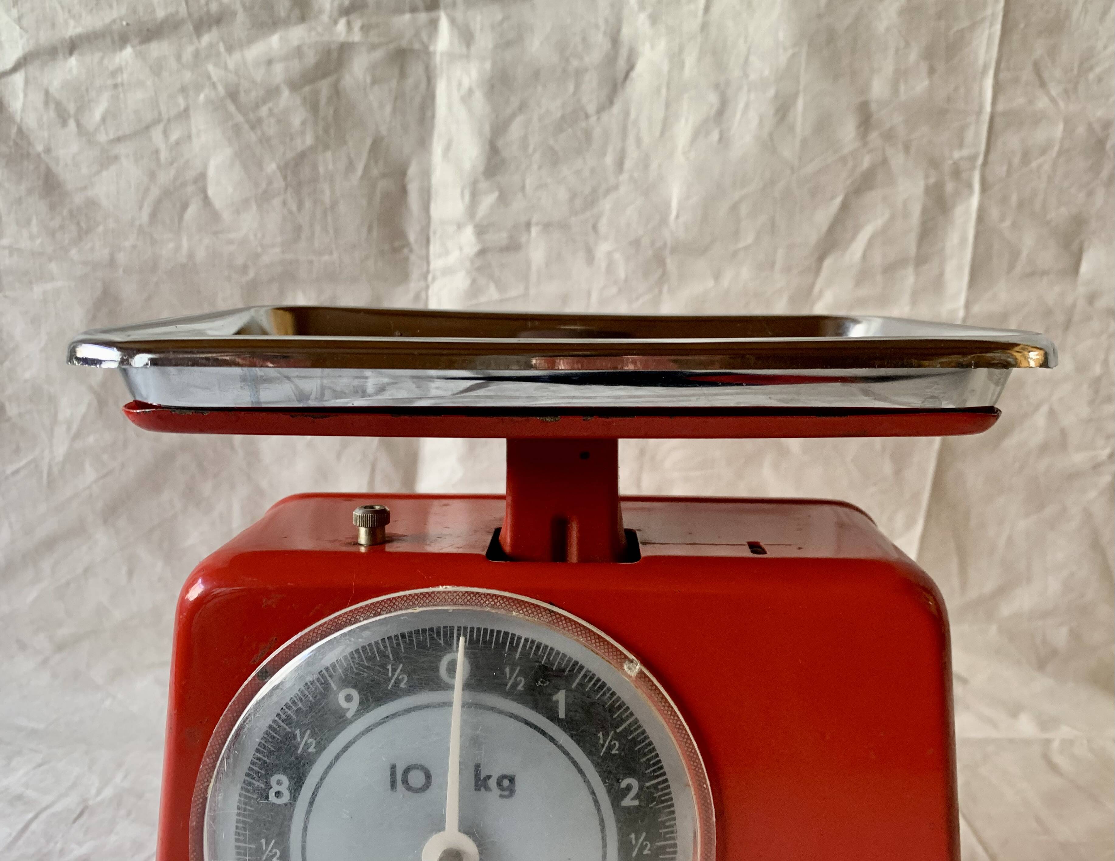 Stube vintage red lacquered metal kitchen scale - force 10