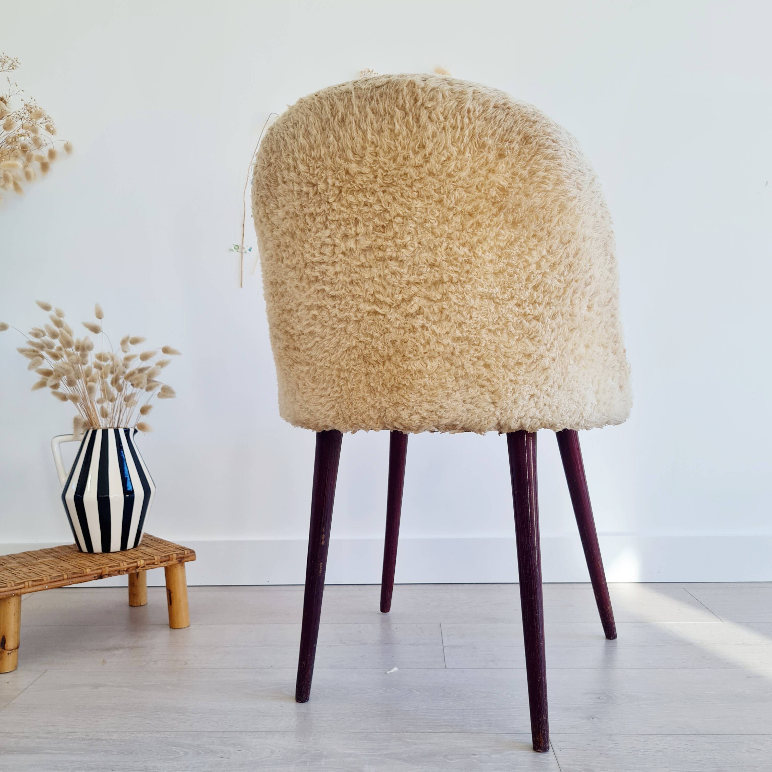 Chaise moumoute tonneau vintage pieds compas