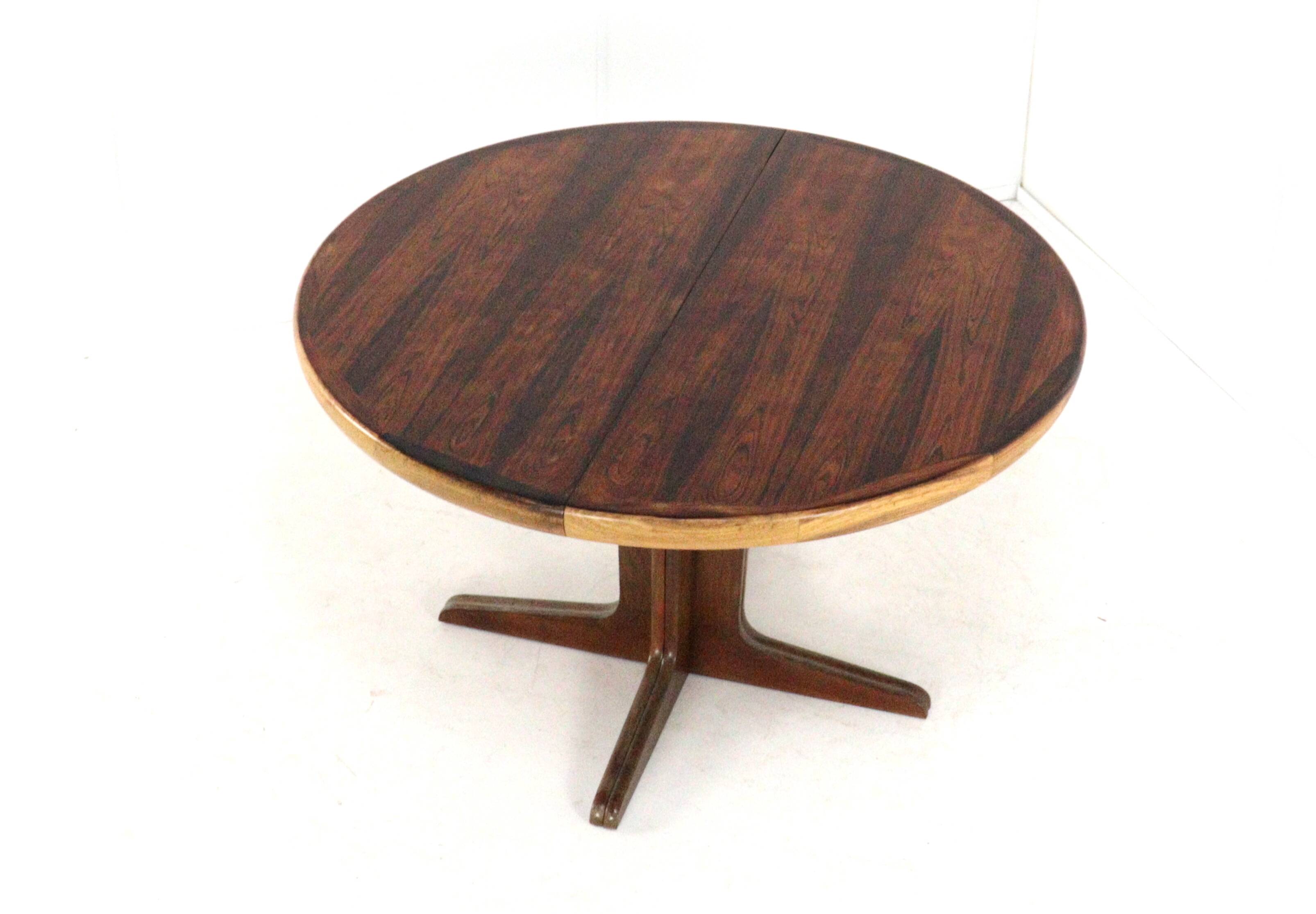 'Timring' Danish extendable round rosewood dining table