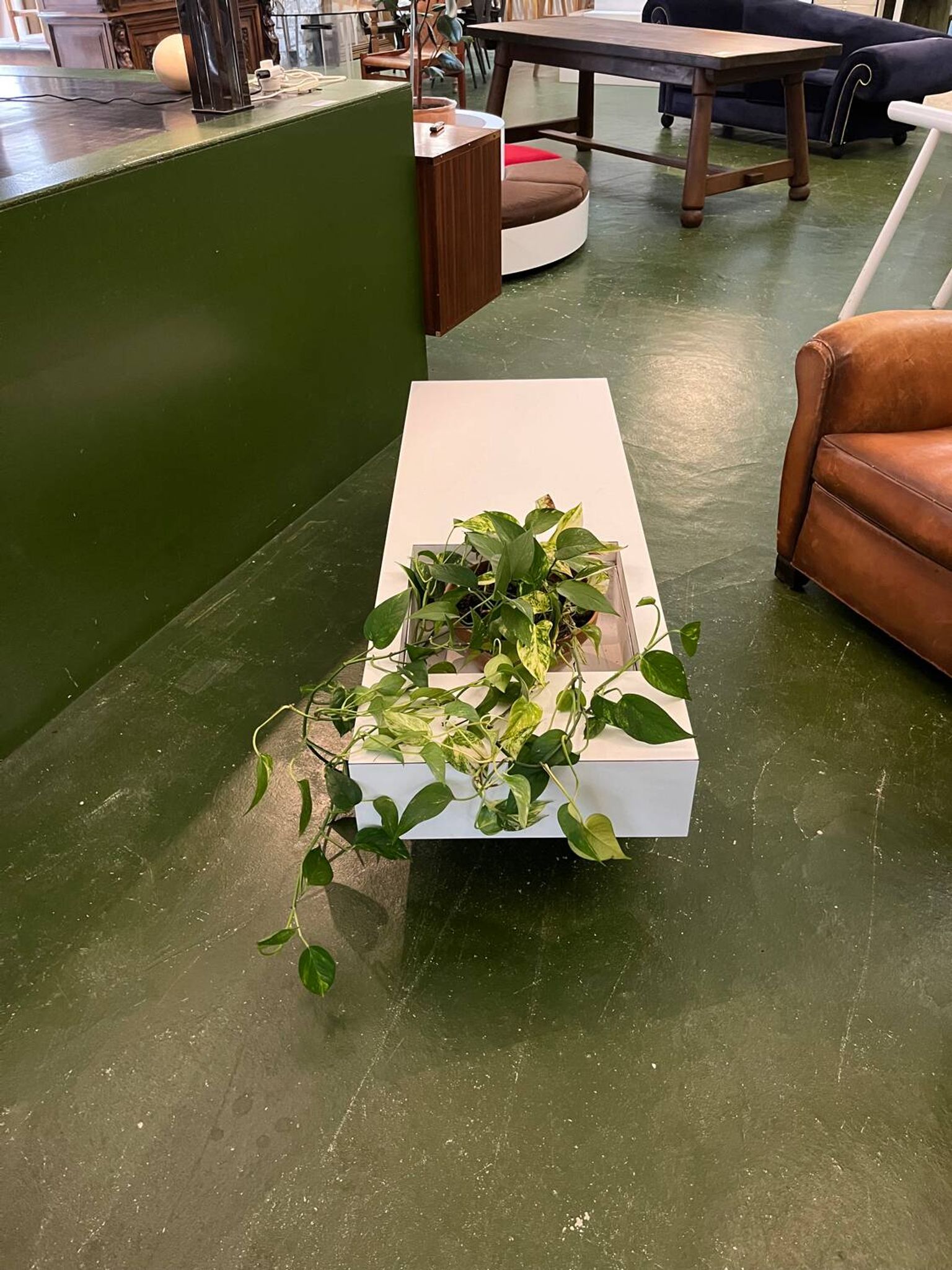 1970s jardinière table in white formica made by Roche Bobois.