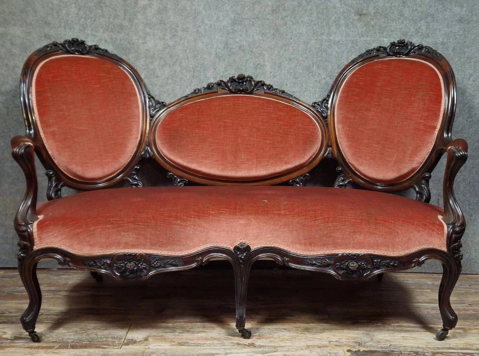 Very large Louis XV style mahogany banquette with medallions from the 19th century.