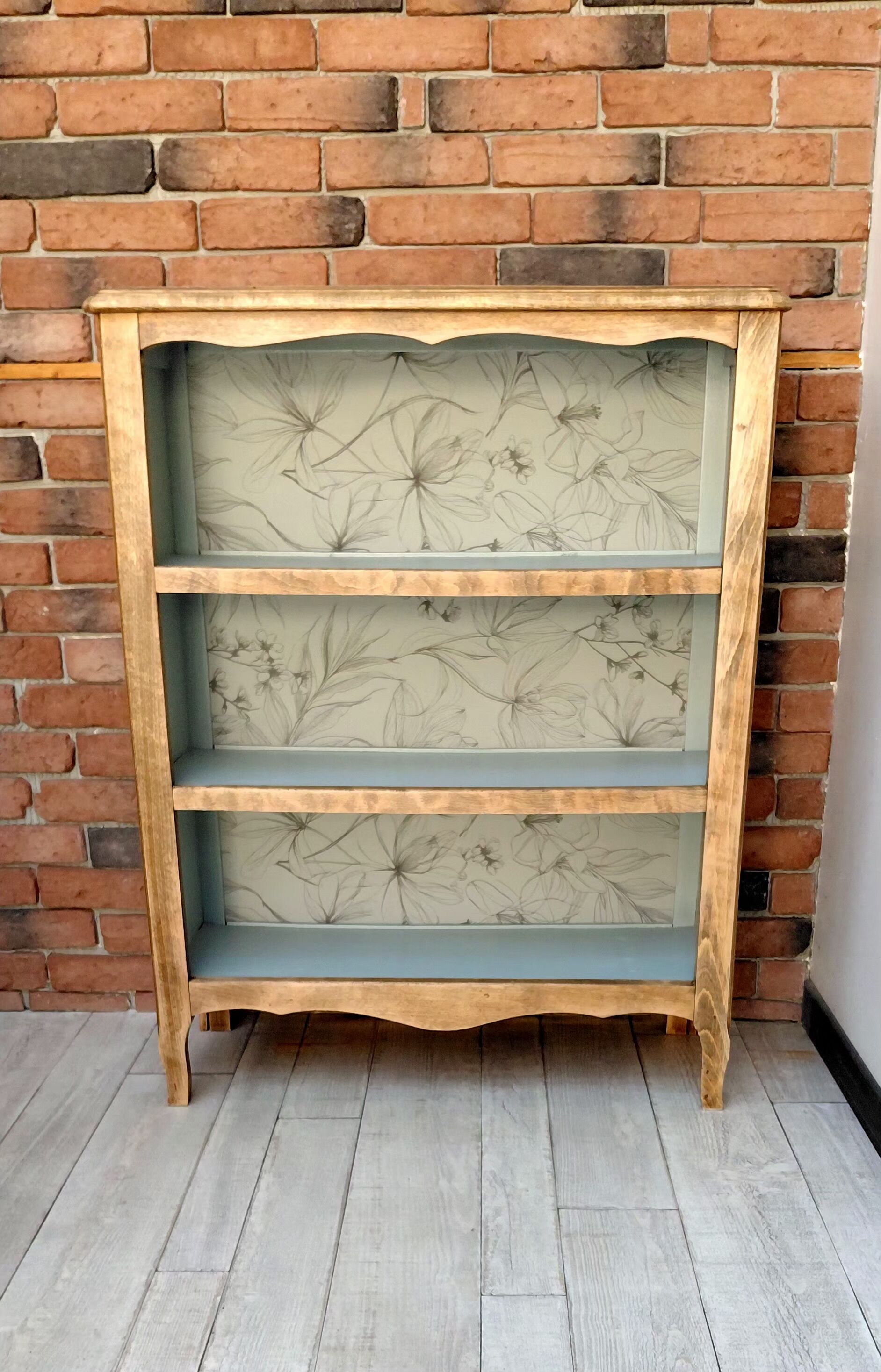 Small upcycled vintage bookshelf – Wood and floral background