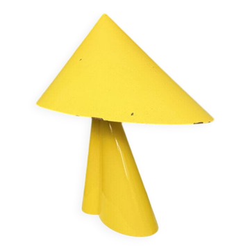Grande lampe de table jaune, en aluminium et fer, pièce unique, sur mesure, France, années 1950.