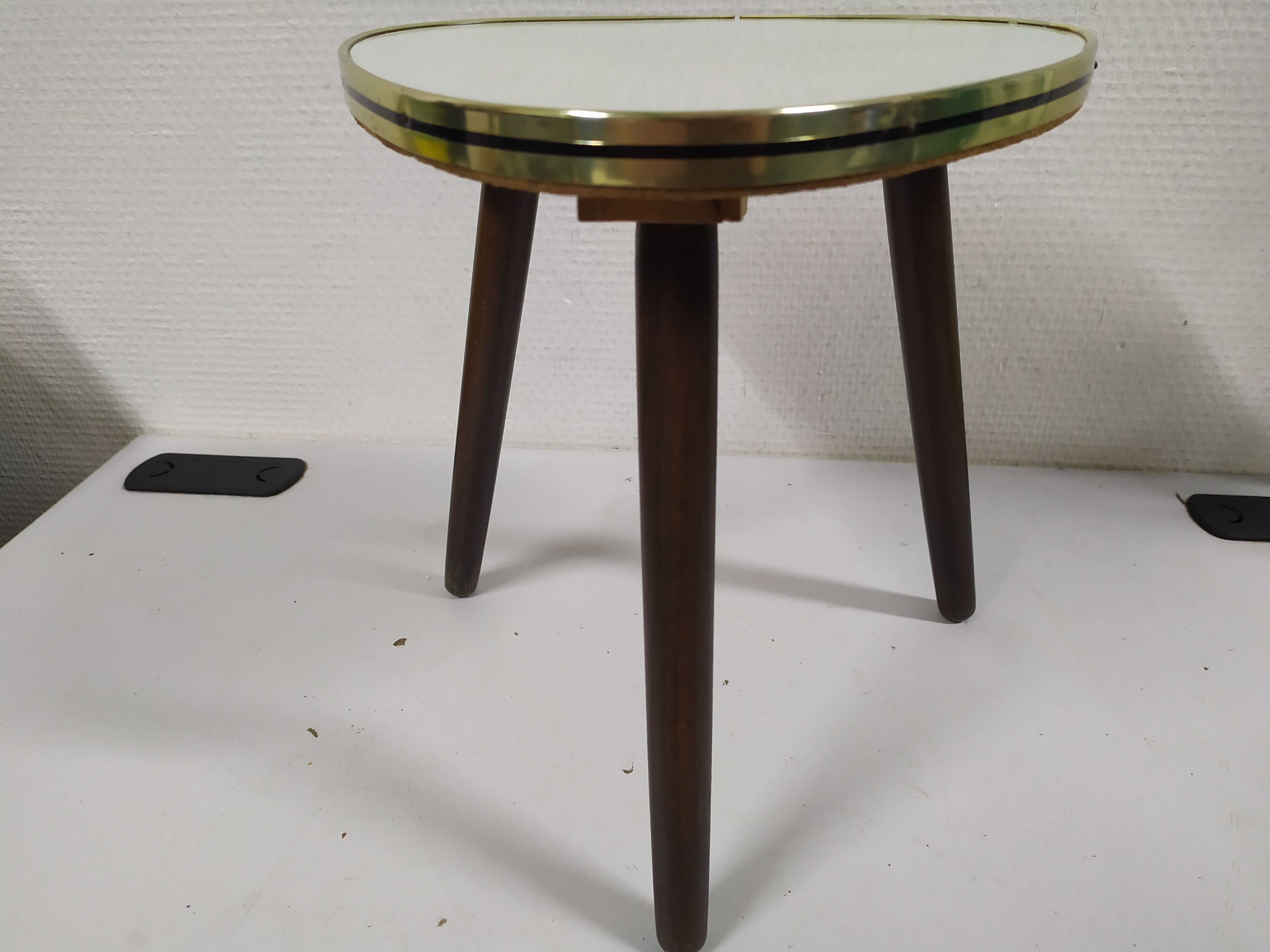 Formica tripod rests plant holder - white - vintage