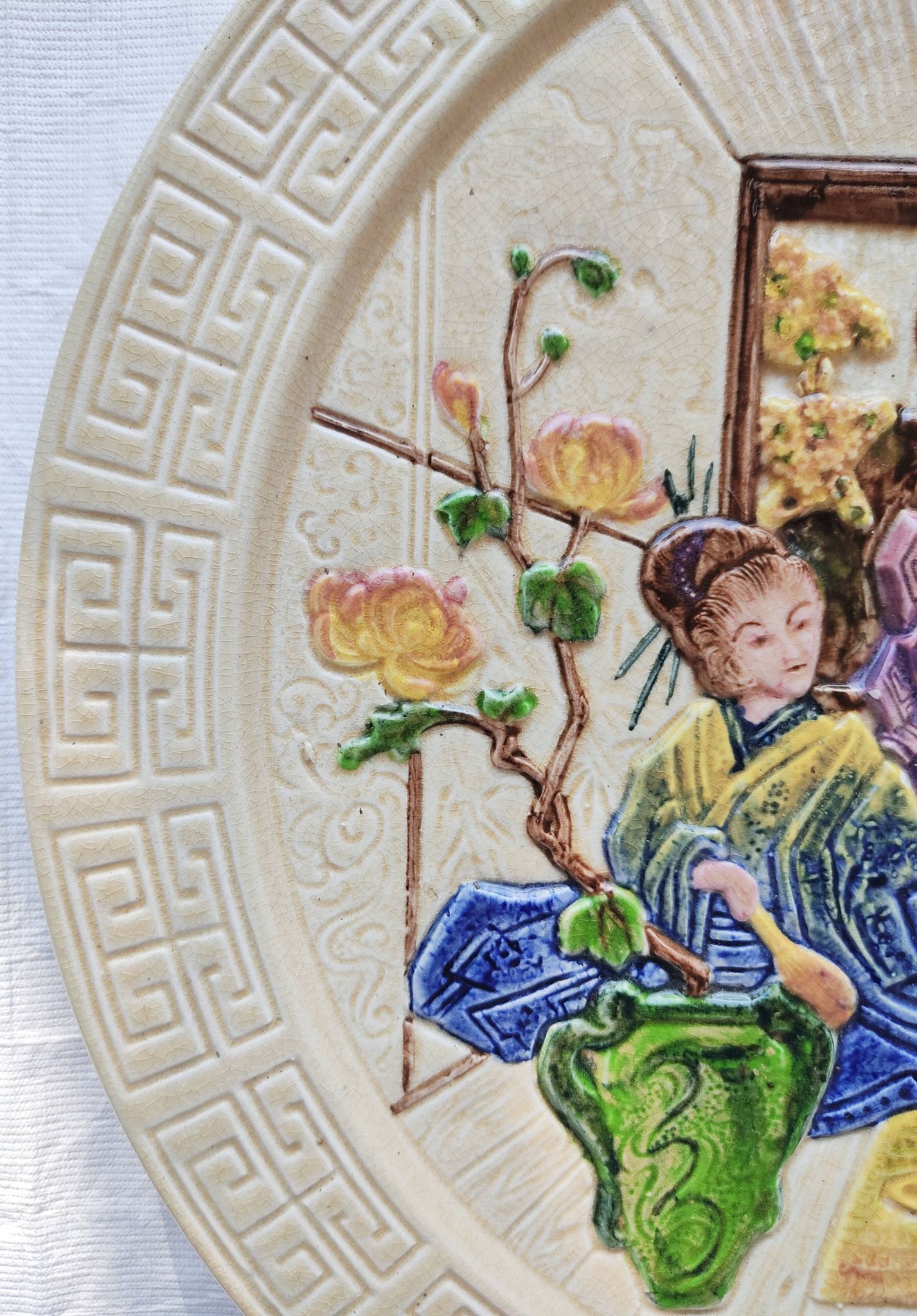 Plat décor Geishas faïence anglaise Bretby
