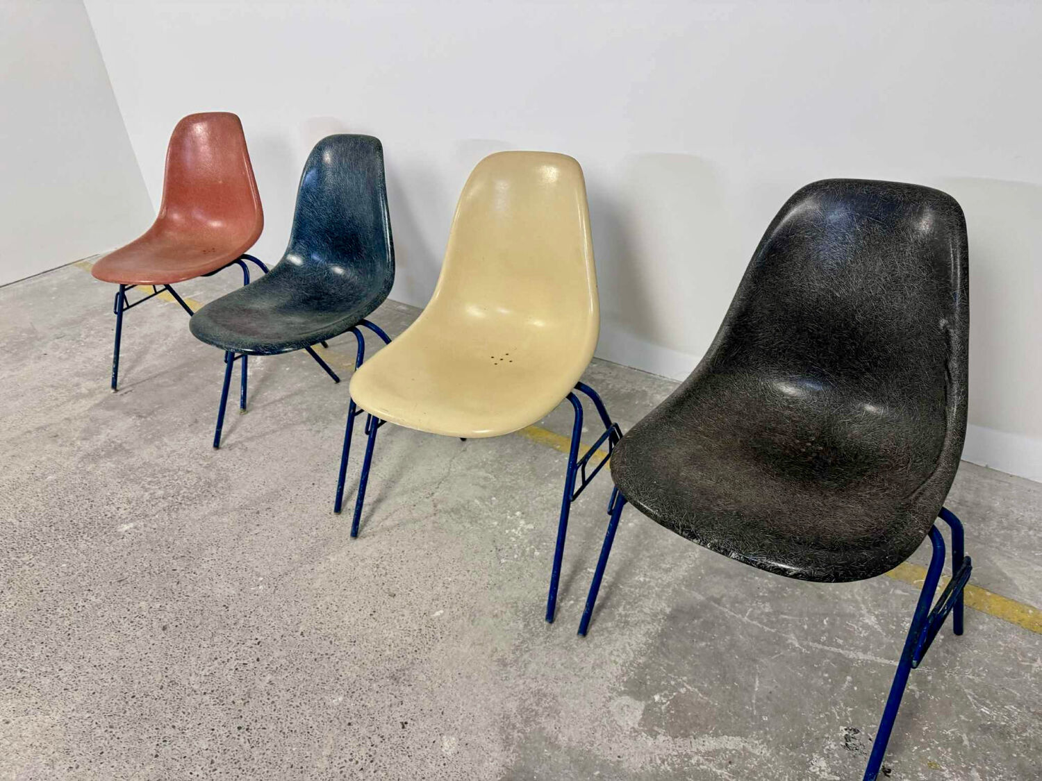 Lot of 4 Eames DSS chairs in fibre H Miller