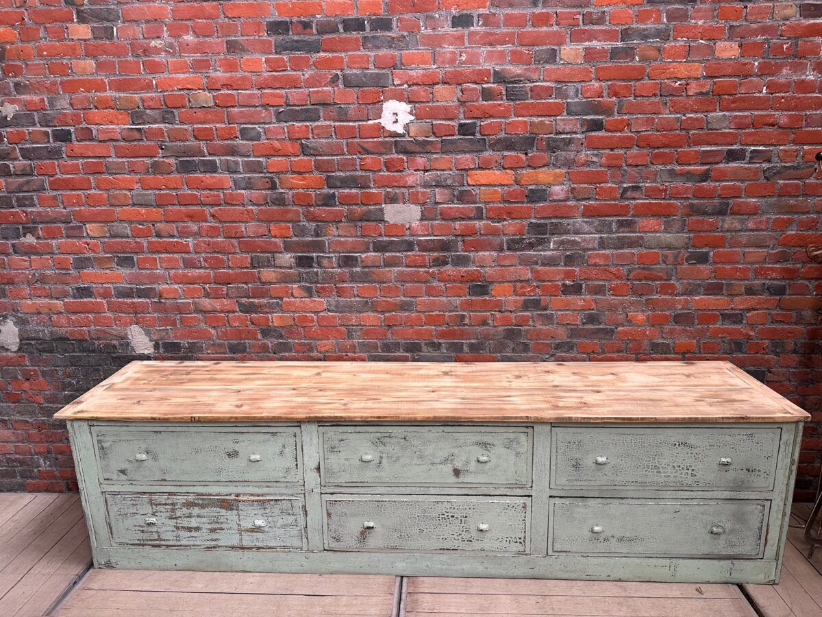 Patinated workshop furniture from the early 20th century.