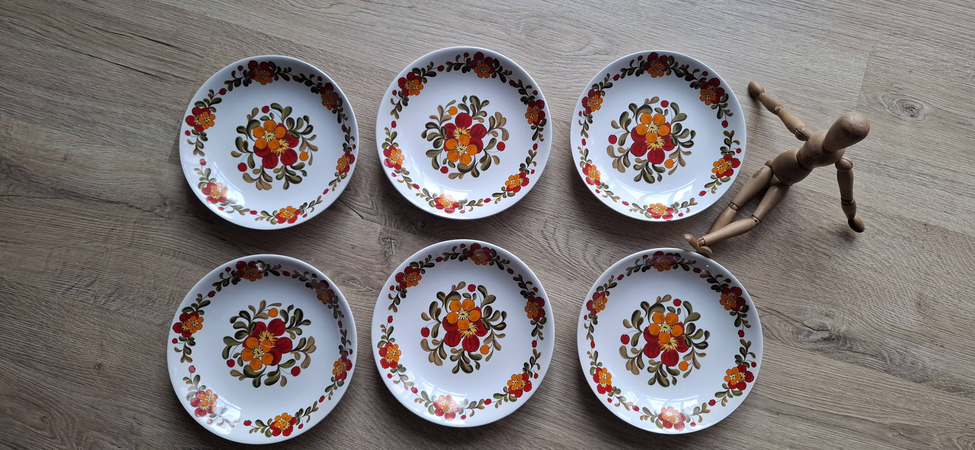 Set of 6 Moulin des Loups plates with red flowers