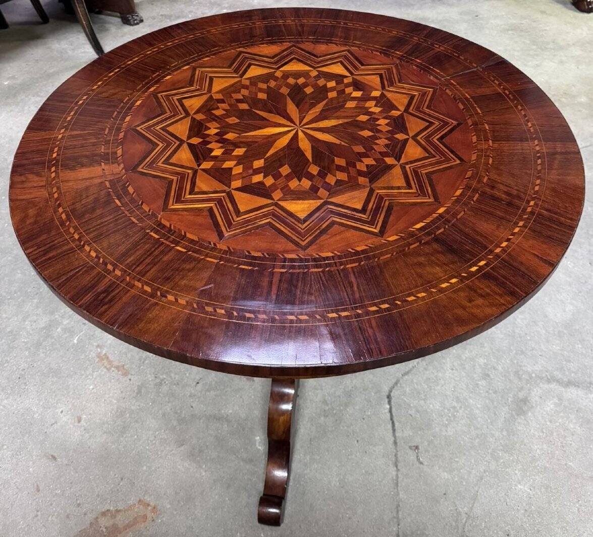 Round "Sorrentino" gueridon inlaid with a rosette design.