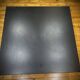 Table basse noire en métal mat et 4 tabourets encastrables