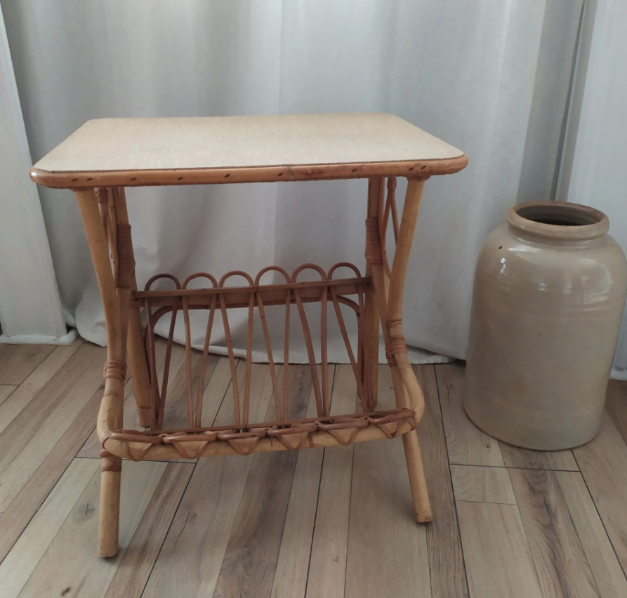 Magazine holder with tablet