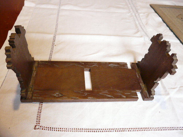 Ancien serre livre extensible forêt noire décor floral