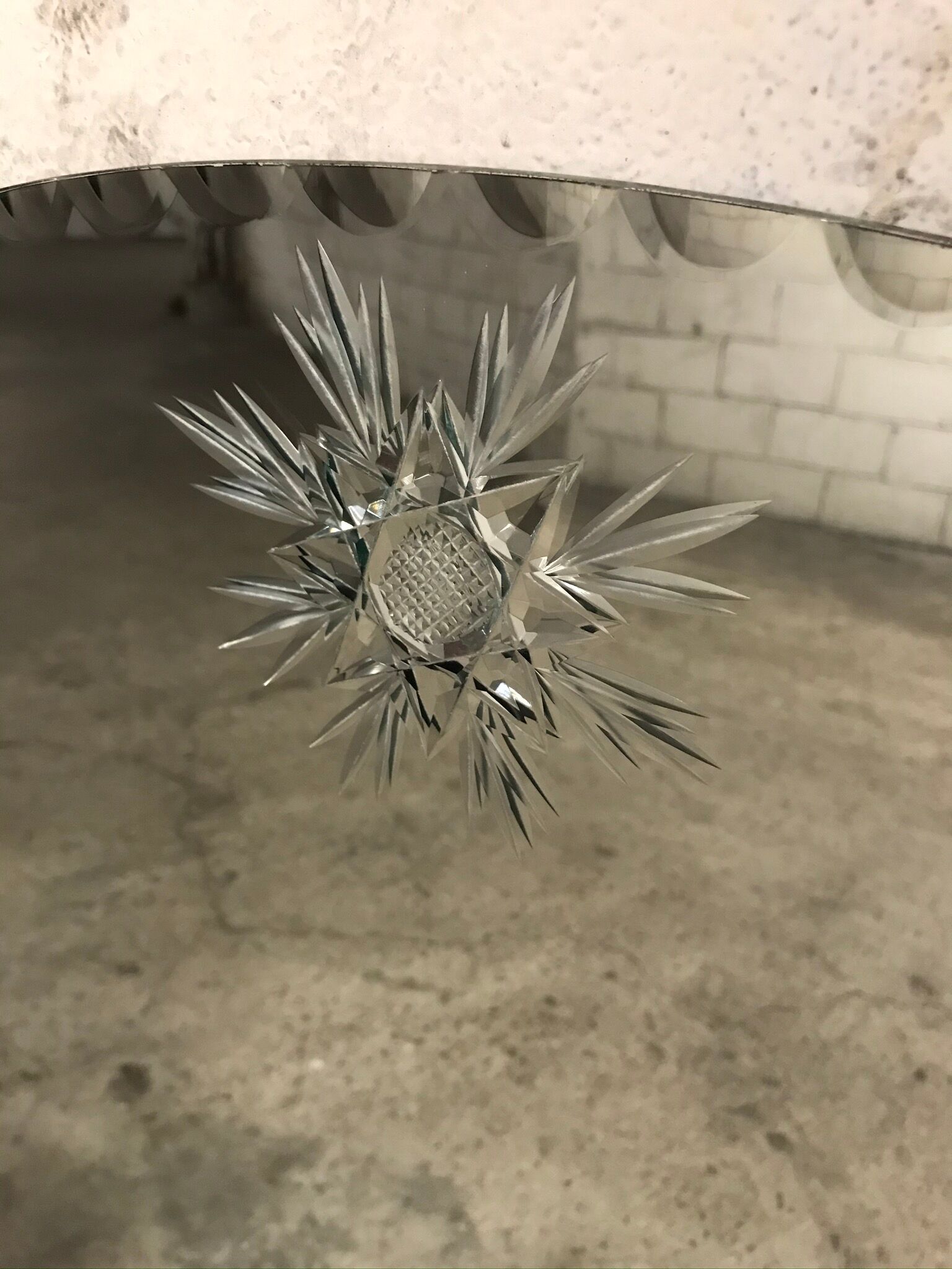 Bevelled path mirror with a star-studded motif